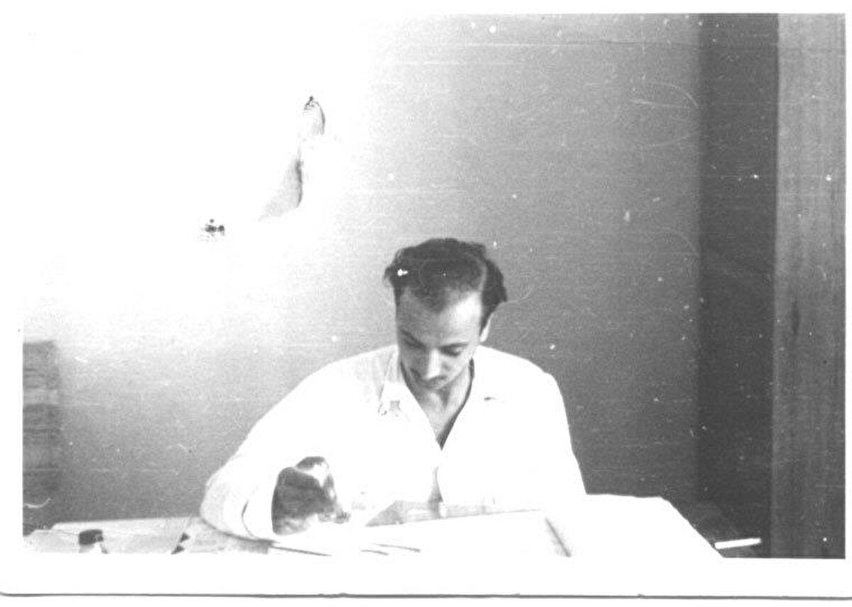 1948 senesine gelindiğinde Arafat, daha sonra Kahire Üniversitesi adını alacak olan I. Fuad Üniversitesi’nde inşaat mühendisliği bölümünde okumaktaydı. Gençlik yıllarından itibaren İsrail işgaline direnen Filistinlilere yardım etmeye başlayan Arafat, 1948 Arap-İsrail Savaşı başladığında halkının savaşçılarına silah sevkiyatında bulunmuş, istihbarat görevlisi olarak görev almıştı. Savaşın ardından eğitimini tamamlamak için Mısır'a giden Arafat, Kahire'de Filistinli üniversite mezunlarını bir dernek çatısı altında buluşturmuştu.