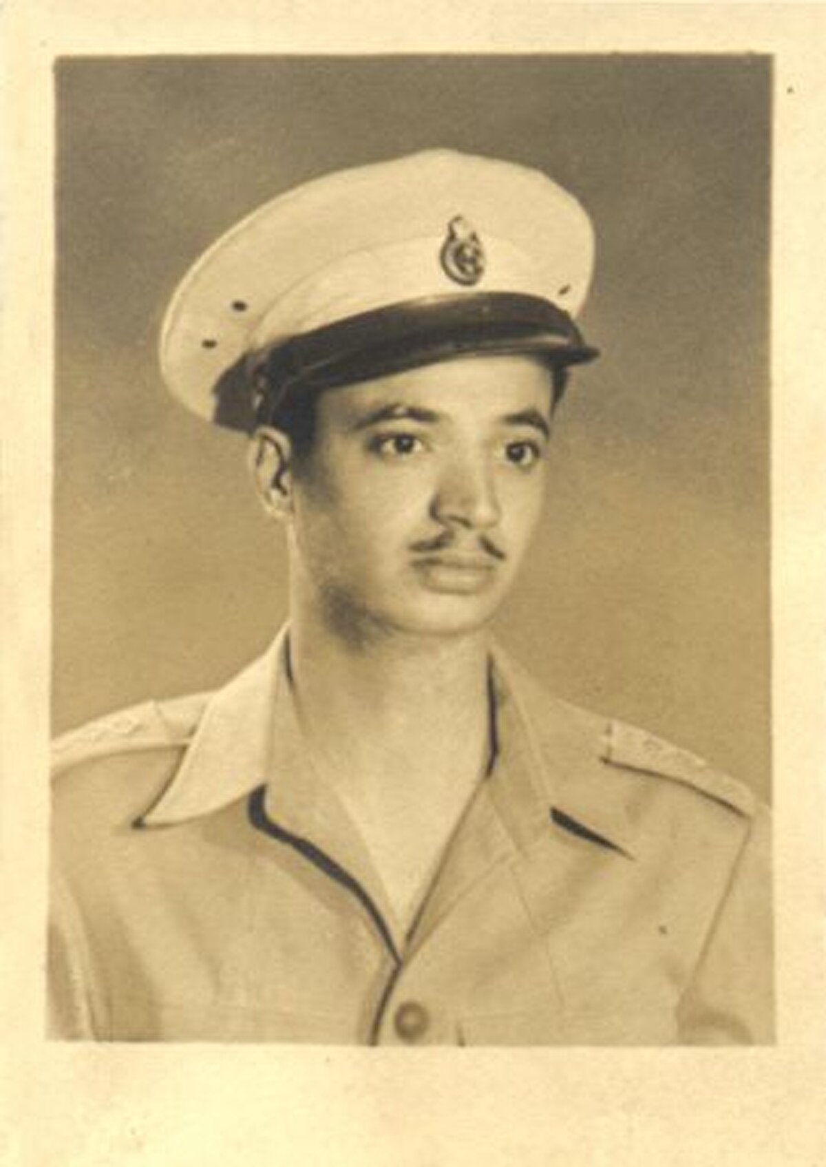 Eşini kaybeden ve çocuklarıyla ortada kalan babanın omuzlarına binen yükü hafifletmek isteyen dayısı Salim Ebu Suud’un isteği üzerine, Arafat ile küçük kardeşi Fethi, Kudüs’te müezzinlik yapan dayıları Salim’in yanına yerleşmişti. Ancak, tarihe “1936-39 Arap Ayaklanmaları” ismiyle geçecek olan Arap isyanının patlak vermesiyle henüz küçük yaşlarında başkaldırıya şahit olan Arafat, dayısının gözleri önünde tutuklanması ve olayların şiddetlenmesinden sonra geri Kahire’nin yolunu tutmuştu.