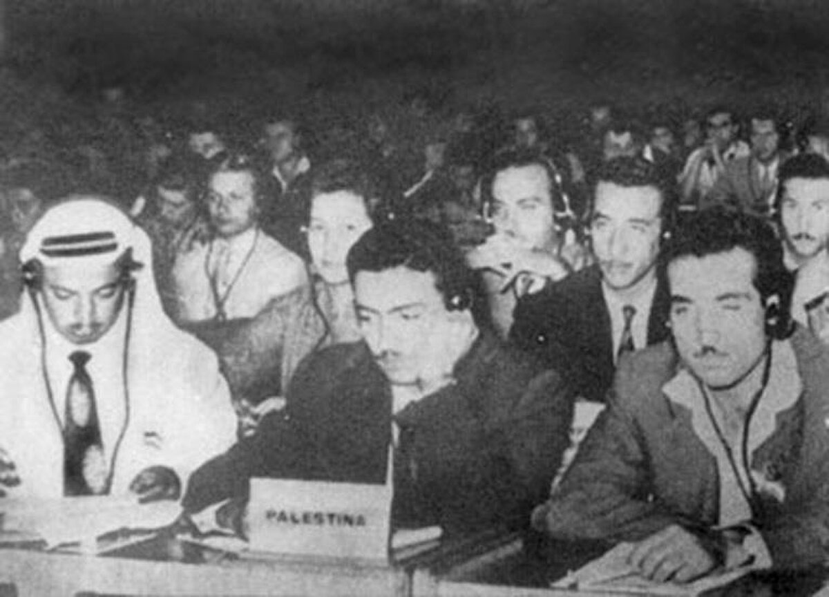 1956 yılının Ağustos ayında Arafat, Uluslararası Öğrenci Kongresi’ne katılmak için Prag’a gitmişti. Daha sonraları alametifarikası olacak “kefiye”sini ilk kez bu toplantıda esnasında kullandı. O, taktığı beyaz kefiye ile katılımcılar nazarında yöresel bir kıyafetmiş gibi gözükse de durum bundan oldukça farklıydı. Kefiye, 1936-1939 senelerinde İngiliz mandasına karşı ayaklanan Filistinli savaşçıların simgesi olmuştu. Arafat’ın konferans esnasında kefiyeyi kafasına geçirmesinin asıl sebebi de tam olarak buydu.