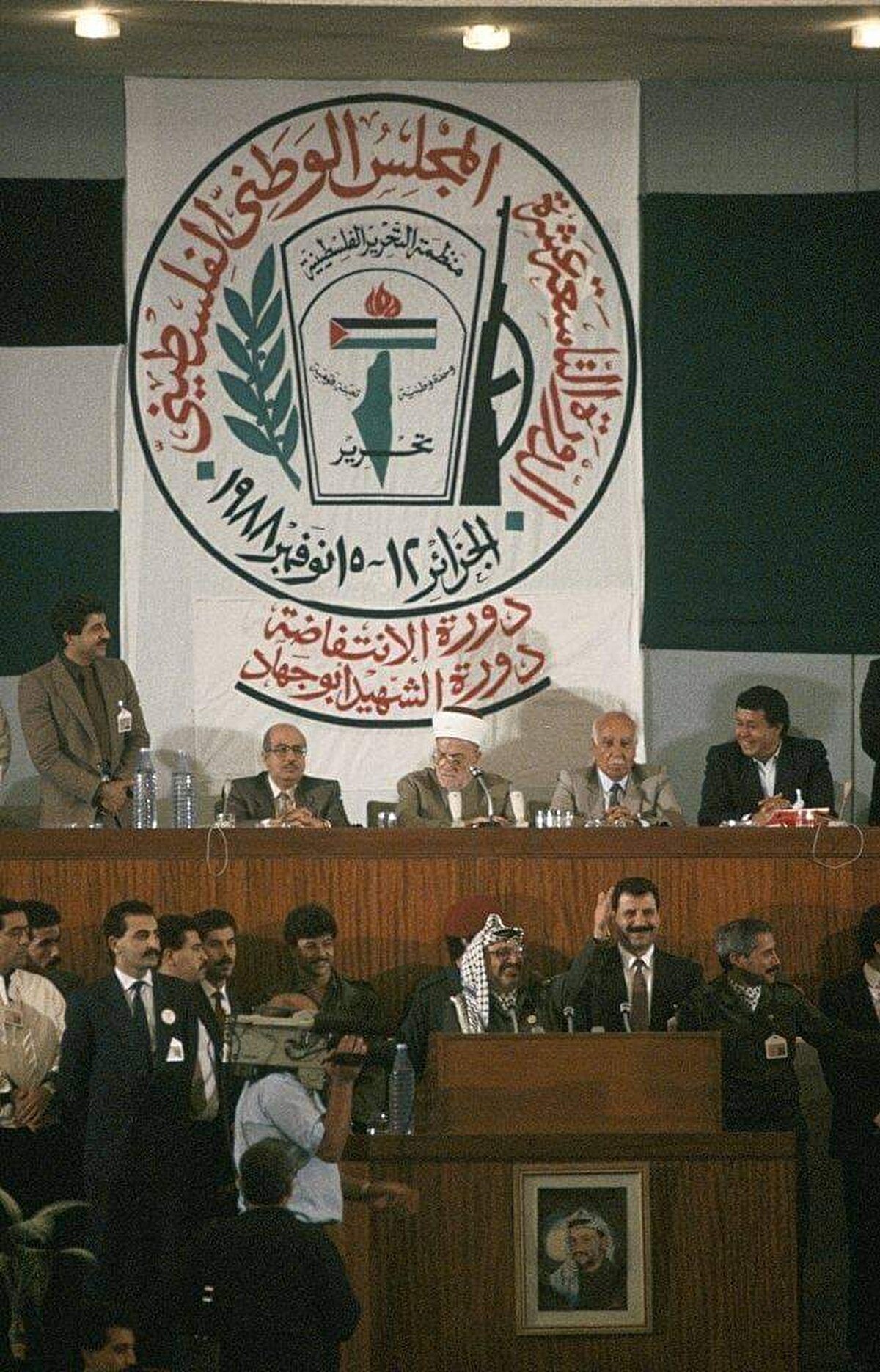 Yaser Arafat; sürgüne, tecride ve bombardımanlara rağmen en büyük hayali olan bağımsız Filistin devletinin kurulmasından hiç vazgeçmedi. Bu hayalin gerçekleşmesi için 1988'de Filistin merkezî yönetimi, tarihî bir karar alarak başkenti Kudüs olan bağımsız bir Filistin devletinin kurulduğunu ilân etti. Bunun ardından Arafat kamuoyu önünde şiddeti reddettiğini açıklayarak, İsrail ile diyaloğa giden yolda önemli bir adım attı.