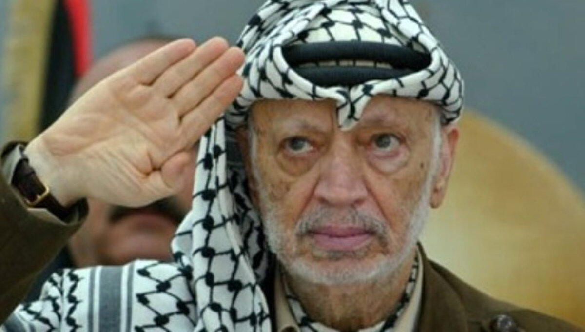 Fransa, Mısır ve Filistin’de cenaze töreni yapılan Arafat, bir daha ayrılmamak üzere son kez Filistin’deydi. Kudüs’e defnedilme vasiyeti İsrail makamlarınca reddedilmişti. Bunun üzerine cansız bedeni Ramallah’a getirildi. Burada defnedilen Arafat’ın İslâmî kurallara göre gömülmediği ertesi sabah fark edilince 13 Kasım’da tekrardan defnedildi. O, yaşadığı döneme damga vuran bir lider olarak artık Ortadoğu’ya imzasını bırakmıştı.