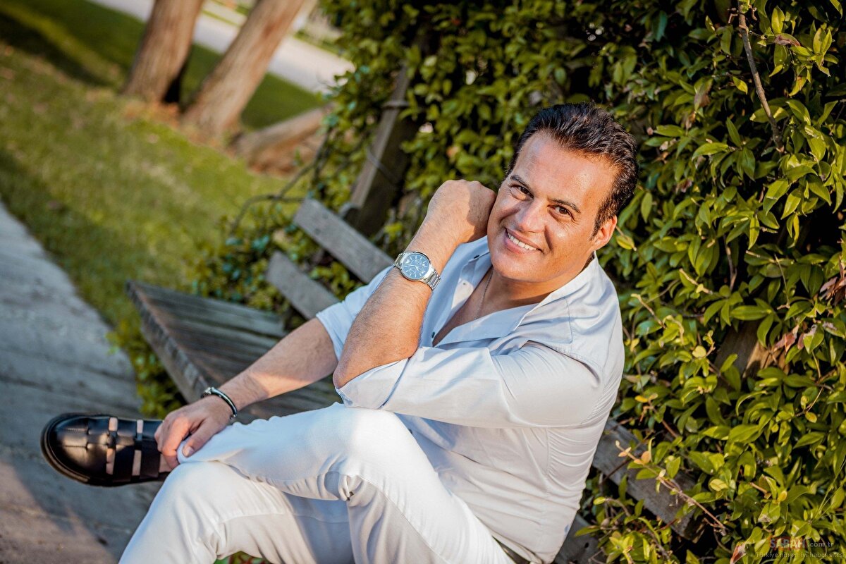 Ateşini Yolla Bana, Karam, Bir Efsane gibi unutulmaz şarkılarla tanınan Hakan Peker'in siyasete atılacağı iddia edildi. 2024'deki yerel seçimler için geri sayım başladı. 31 Mart'taki seçimlerde Hakan Peker'in Safranbolu'dan belediye başkanı adayı olacağı konuşulurken şarkıcıdan açıklama geldi.<br><br>