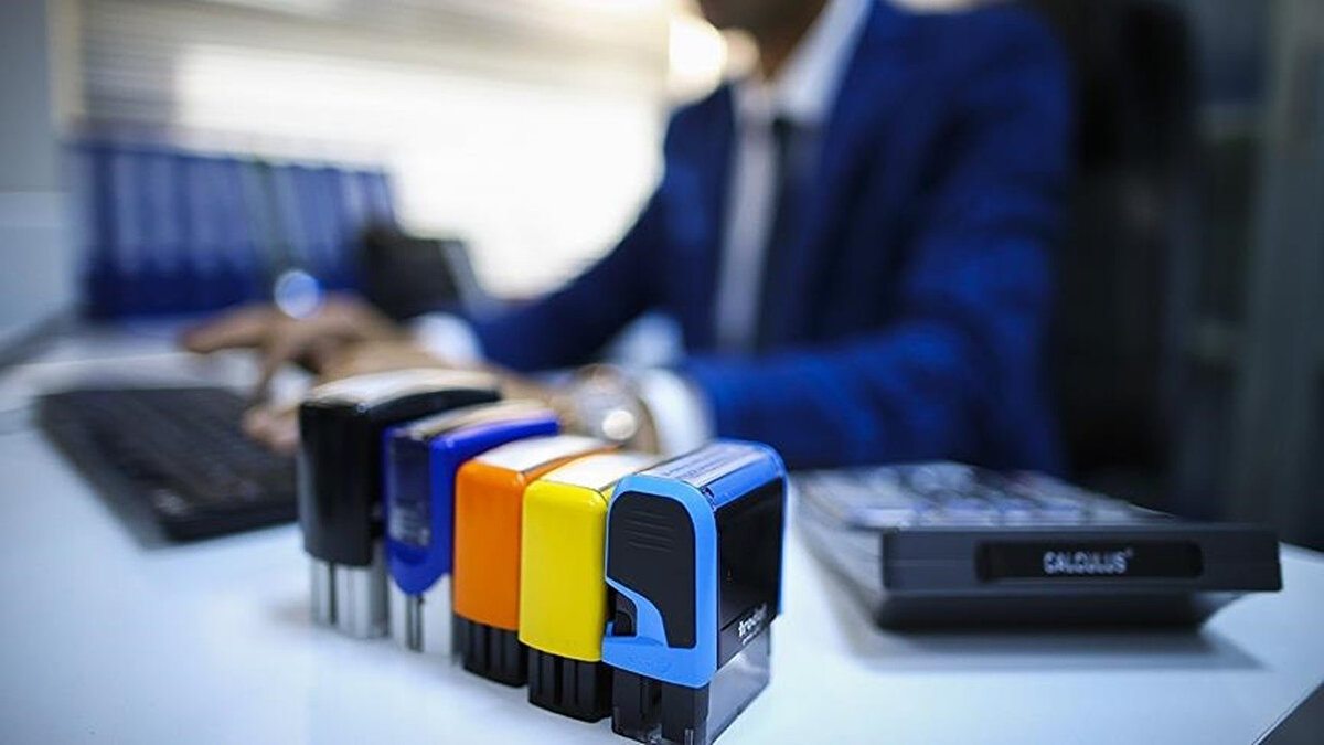 Birinci derece memurların tamamına 3600 ek gösterge gelecek. Disiplin affı çalışması yapılacak. Mobbing İzleme Kurulu'nda memur temsilcisi yer alacak, görevde yükselme sınavları düzenli aralıkla yapılacak, yıllık izinler dışında hac izni verilecek.<br><br>