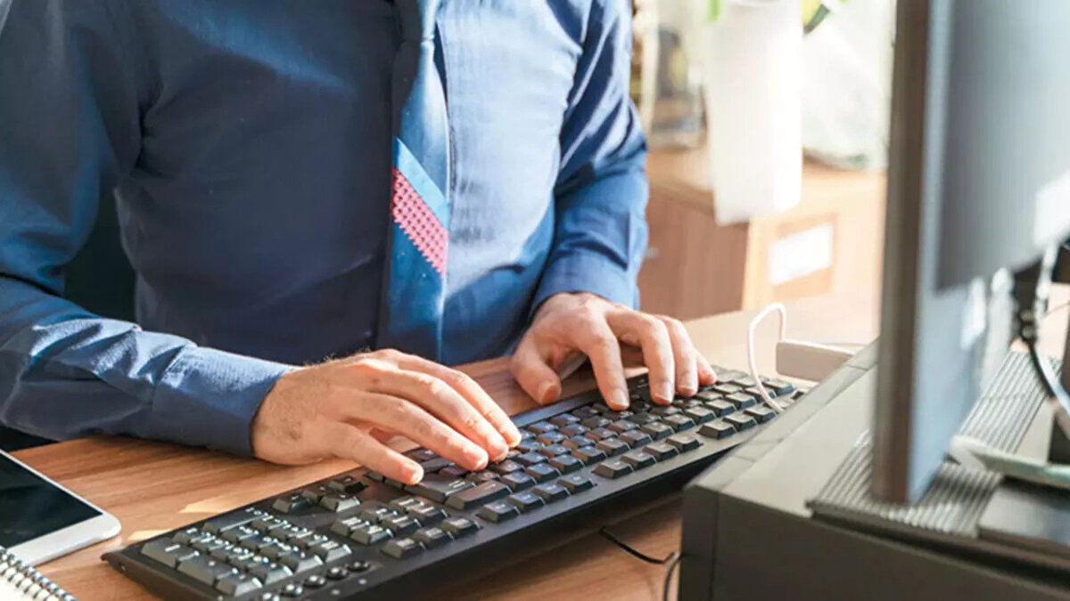 Ancak 2024 için toplam yüzde 70, 2025 için ise yüzde 40 zam isteyen Memur-Sen bu teklifi kabul etmemişti. Müzakerelerin ardından, Kamu İşveren Heyeti ile Memur-Sen, memur ve memur emeklilerinin genelini ilgilendiren zam oranında anlaşamadı, ancak taraflar 11 hizmet kolunun tamamında 341 maddede anlaşma sağladı. İşte memurların toplu sözleşmedeki kazanımları…<br><br>