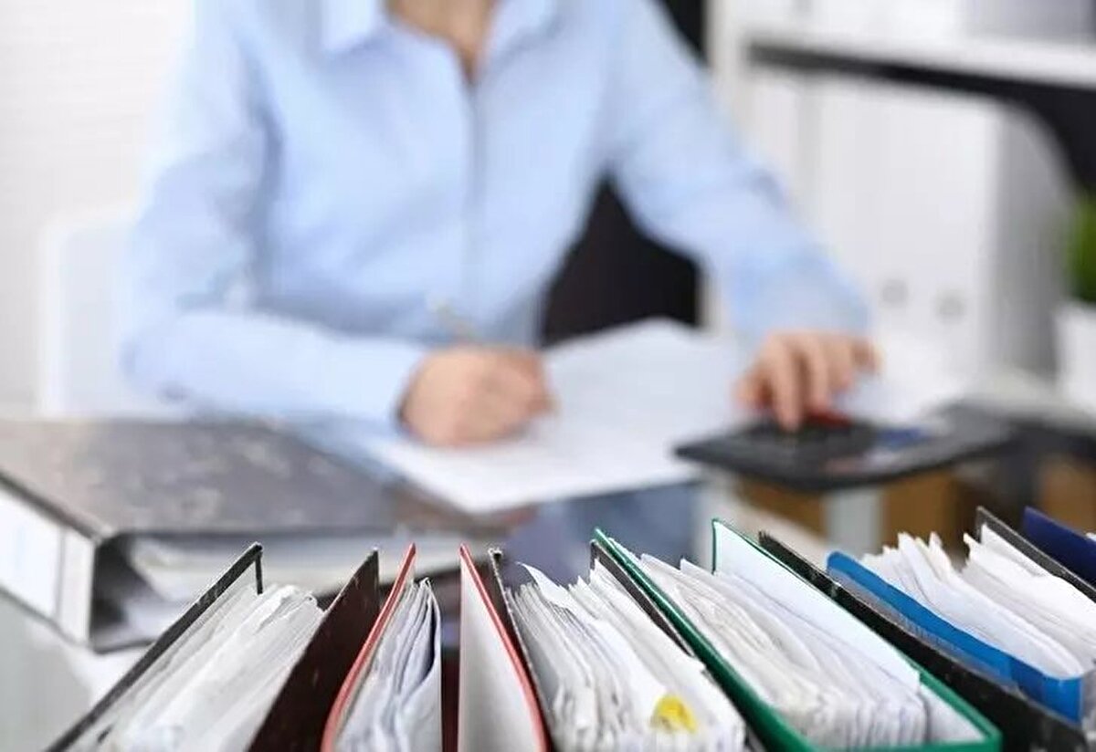 3600 EK GÖSTERGE ÇALIŞILIYOR<br><br>Çalışma ve Sosyal Güvenlik Bakanı Vedat Işıkhan, kamu görevlileri ve emeklilerinin, 2024 ve 2025 yıllarını kapsayan, mali ve sosyal haklarını içeren görüşmelerin, kısmi de olsa uzlaşmayla sonuçlanmasından duyduğu memnuniyeti dile getirmişti. AK Parti hükümetlerinin hiçbir kamu görevlisini, çalışanı, esnaf, çiftçi, emekliyi enflasyona ezdirmediğini kaydeden Işıkhan, "Zaten Ocak 2024'te yüzde 40-45'e yakın bir zam artışı olacak tüm kamu görevlilerimize. Bence bu çok önemli bir rakam" demişti.