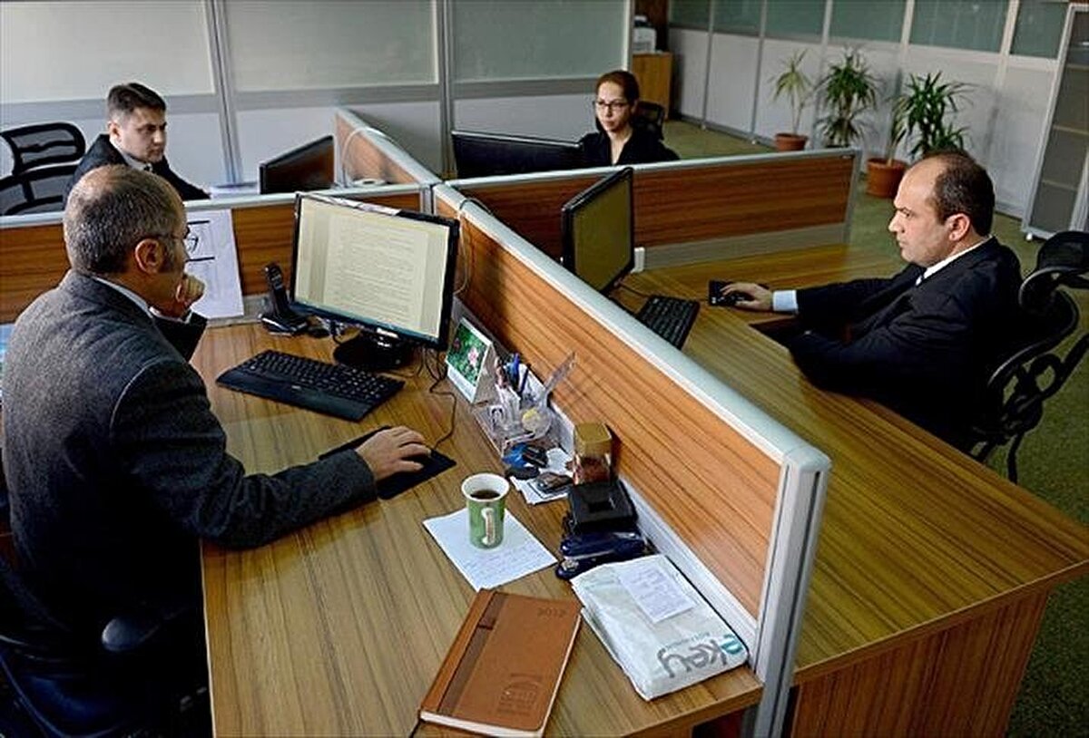 MEMURLARA HAC İZNİ<br><br>Diyanet İşleri Başkanlığı'nca yapılan hac kurası sonucu hacca gitmeye hak kazandığı halde kullanabileceği yasal izni kalmayan kamu görevlileri hac süresince ücretsiz izinli sayılacak. Aile yardımından yararlanılabilecek eş ve çocuk durumunda meydana gelen değişiklikleri daha sonraki tarihlerde bildiren personele 1 Ekim 2023 öncesine taşmaması kaydıyla, anılan bildirime dayanılarak aile yardımı ödeneğinden yararlanabileceği tarihten önceki üç aya kadar olan dönem için de ödenek verilecek.