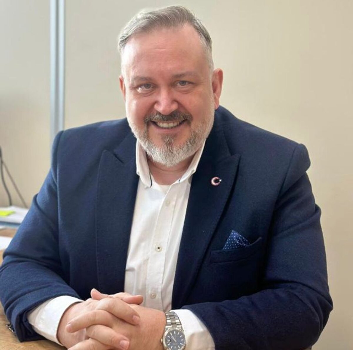 'İnsani kaynaklar burada ana etken'<br>Prof. Dr. Yonar, "Teknik terimi ile ötrofikasyon dediğimiz kavram. Ötrofikasyon doğal bir süreç. Bizim bahsettiğimiz alg patlaması kavramı; özellikle insani kaynaklardan dolayı aşırı miktarda besin maddesi dediğimiz karbon, azot ve fosforun fazla girişi sonucu, bu canlıların yaşam koşullarının güzel olduğu anda, güneşin sıcaklığının iyi olduğu anda, diğer canlılara göre domine olup, aşırı derecede büyümesinden kaynaklı bir sorun. İlk önce görsel bir şekilde bunu hissediyoruz. Bu denizlerde de oluyor; orada kırmızı alglerimiz var. Özellikle İzmit Körfezi'nde sıklıkla karşılaşıyoruz. Ötrofikasyon kavramı, durağan suların genel derdidir. Özellikle kirlilik girişi varsa; burada bu çok hızlı bir şekilde cereyan ediyor ve bunun sebeplerini konuşmak gerekiyor. İnsani kaynaklar burada ana etken" dedi.