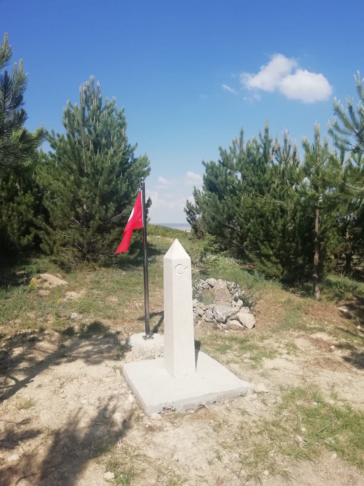 Defin tespiti yapılan 304 şehidin künye ve kimlik bilgilerinin tespitine yönelik çalışmaların devam ettirildiğini açıklayan DKMP 5'inci Bölge Müdürlüğü, bu kapsamda önceki yıllarda bilinmeyen ve yeni ortaya çıkarılan şehit definlerine yönelik Tınaztepe Kocapınar'daki 10 şehidin isim ve künyesinin belirlendiğini açıkladı.<br><br>