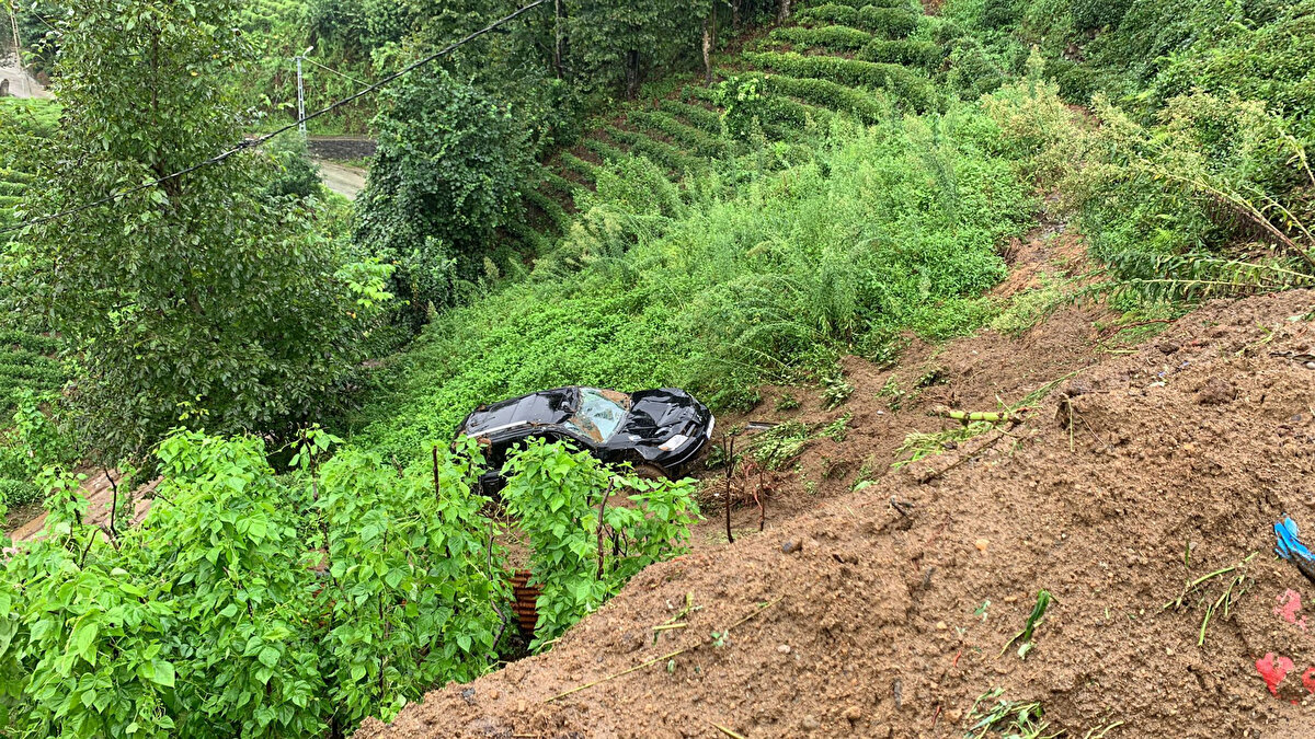 Park halindeki boş bir cip de sel ve heyelanda sürüklendi