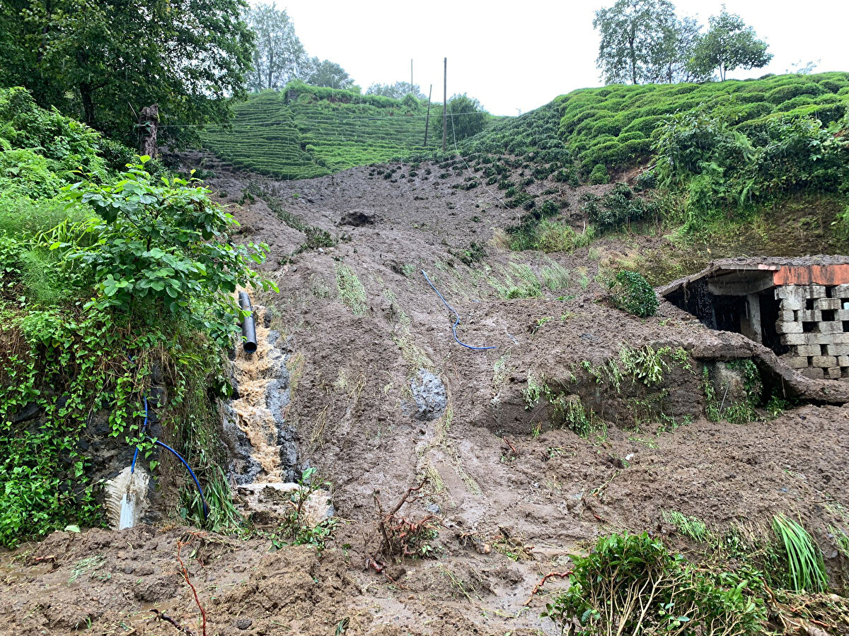 Çevre ilçelerden gelen belediye ve İl Özel İdaresi ekipleri, iş makineleriyle yol açma ve temizlik çalışmalarına başladı.