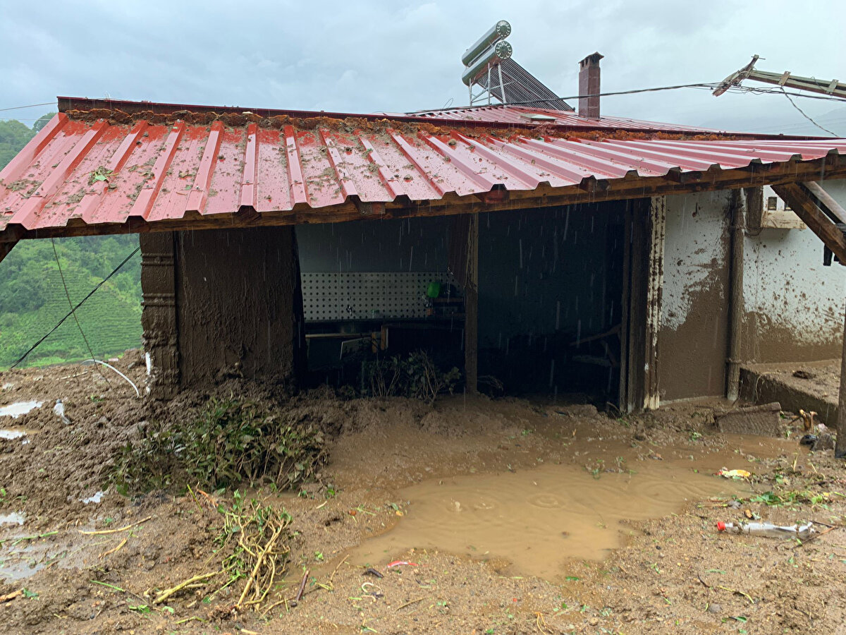 Evlerden tahliye edilen 24 kişi, güvenli bölgeleye alındı. Sel nedeniyle 5 köy yolu ulaşıma kapatıldı.