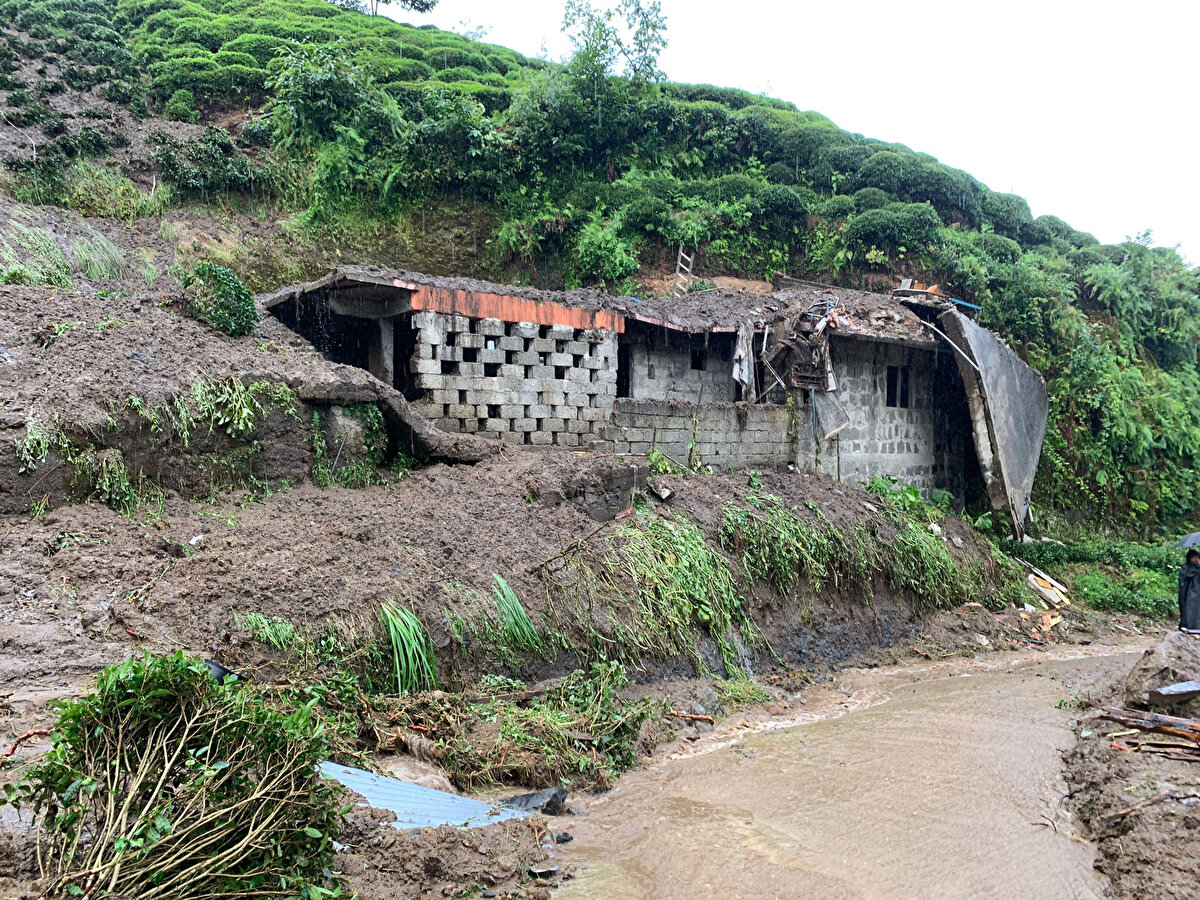 Sabah saatlerinde etkisini artıran yağış nedeniyle ilçedeki debisi yükselen bazı dereler taştı, bazı cadde ve sokaklarda su birikintileri oluştu. 
