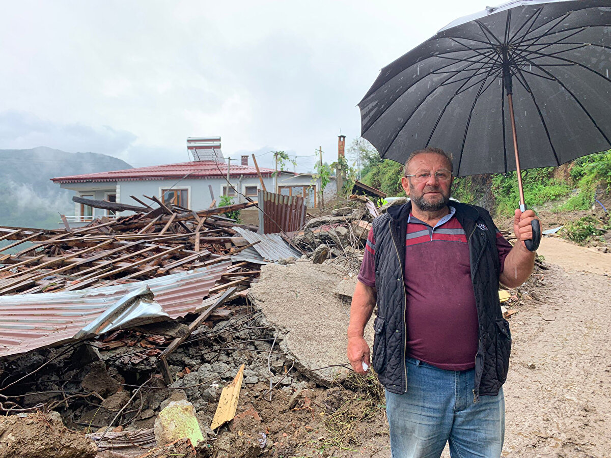 Heyelanda Kömürcüler Mahallesi'nde boş haldeki tek katlı bir ev yıkılırken, AFAD ekiplerinin incelemesinin ardından çevre köylerde risk teşkil eden 8 ev tedbir amacıyla boşaltıldı.