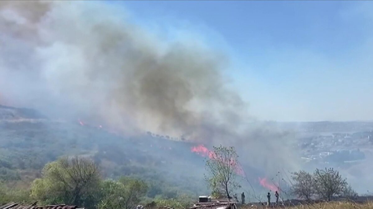 Bölgeye ulaşan ekiplerin yangına müdahalesi sürüyor.<br><br>
