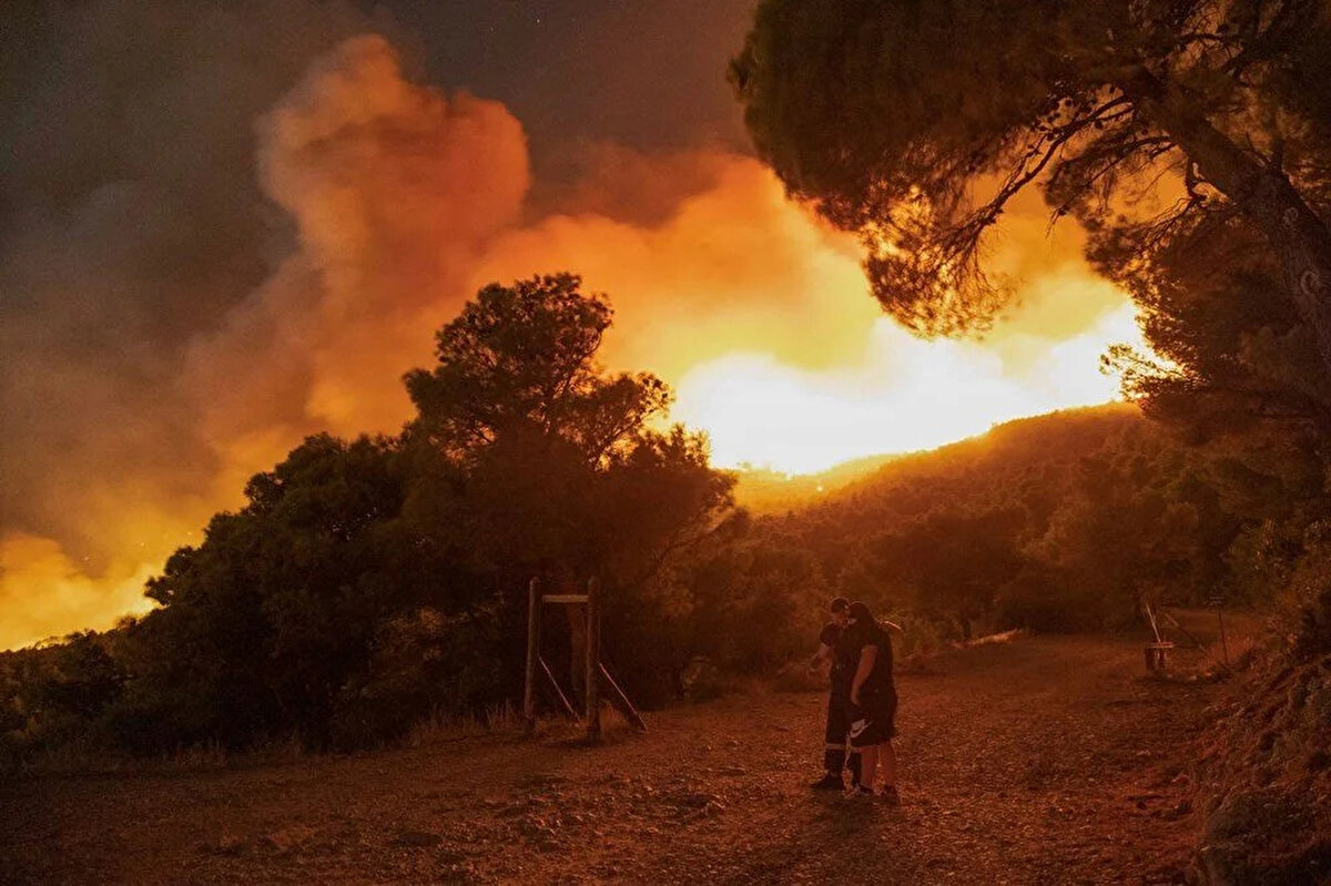 YANGINLAR DİĞER BÖLGELERDE DE DEVAM EDİYOR<br>Andros Adası'nda dün çıkan yangın da henüz kontrol altına alınamadı.
