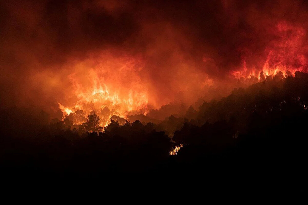 Eğriboz Adası, Mesinia, Pirgos, Fthiotida'da yangınlar gün boyu devam etti.<br><br>Attiki Bölgesi'nde de büyük bir yağış olmamasına karşın, düşen yıldırımlar nedeniyle onlarca farklı alanda küçük ölçekli yangınlar çıktı.