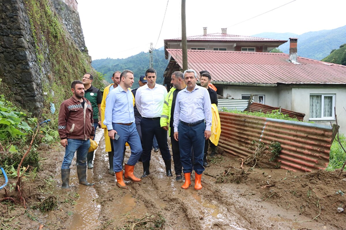Sel nedeniyle 5 köy yolu ulaşıma kapanırken, park halindeki boş 1 cip de selde sürüklendi. Sağanak nedeniyle Güneysu Deresi'nin yükselmesi sonucu Rize-Güneysu yolunun 4'üncü kilometresinin bir kısmı çöktü. Yolda 3 metre derinliğinde çukur oluştu.<br>