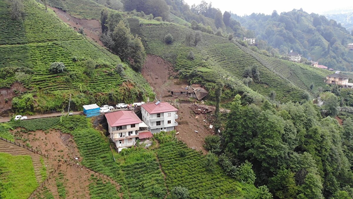 Bu arada, göçük sonucu ulaşımın karşı yönden sağlandığı Rize-Güneysu kara yolunda güvenlik önlemlerinin arttırıldığı, yolun onarımına kısa sürede başlanacağı belirtildi.
