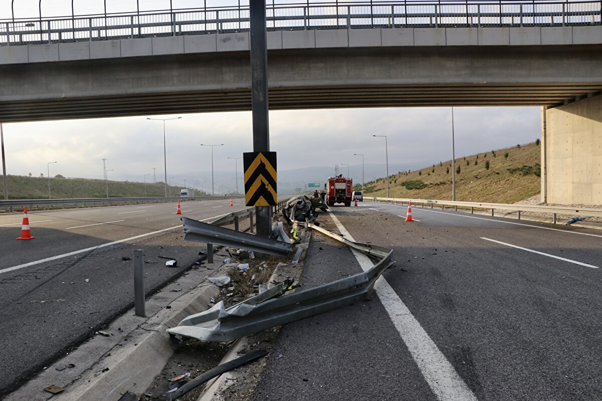 Otomobilden yaralı çıkarılan İdris S. ise sağlık ekiplerince Kocaeli Şehir Hastanesi'ne kaldırıldı.<br><br>Kaza nedeniyle otoyolun Ankara yönündeki ulaşım kontroll​​​​​​​ü sağlanıyor.