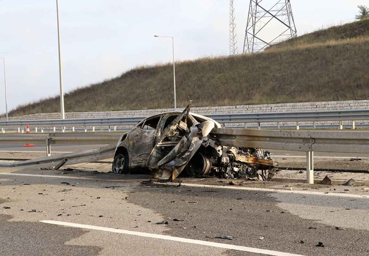 Cengiz N. idaresindeki 34 FEK 101 plakalı otomobil, otoyolun Ankara istikameti Sevindikli yol ayrımında henüz belirlenemeyen nedenle bariyere çarptı.<br><br>