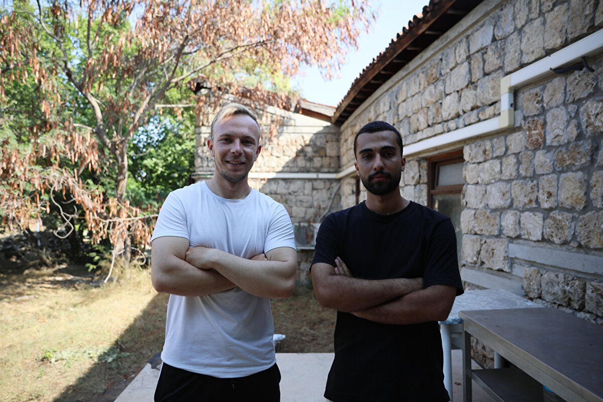 Sahilin her geçen gün daha çok kirlendiğini söyleyen topluluk üyelerinden Yusuf Şamil Arslan ise "Yaz sezonunun başlaması ile denizin dibinde sık sık temizlik yapıyoruz. Burada genelde piknik ve plastik malzemeler ile karşılaşıyoruz. Bunları elimizden geldiğince toplayıp, kayıt altına alıyoruz. Farkındalık yaratmak adına da sosyal medya hesaplarında paylaşıyoruz. Denizden çıkardığımız çöplerin haddi hesabı yok. Bu konuda insanların daha bilinçli olmasını istiyoruz. Böyle mükemmel bir sahili kirletmeleri bizi derinden üzüyor. Sosyal medya hesaplarından büyük bir kitleye ulaşıyoruz ancak yeterli değil. Sahil, günden güne daha çok kirleniyor. Bu konuyla ilgili yaptırımlar uygulanabilir" dedi. 