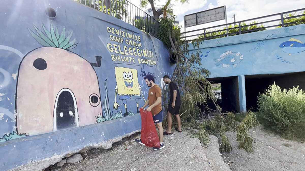 Yaz sezonu boyunca sahilde temizlik dalışları yaptıklarını söyleyen Sualtı Topluluğu Başkanı Onur Kuş, "Sezon boyunca sahil kalabalık oluyor ve deniz kirleniyor. Su altında gördüklerimiz, her dalışta bizi daha çok şaşırtıyor. Genelde plastik kirliliği çok fazla. Su altından her şey çıkabiliyor. Bu doğaya da büyük zarar veriyor. Her dalışımızda temizlik yapmaya çalışıyoruz. Bir sonraki sefer gittiğimizde daha pis bir şekilde buluyoruz. Su altı gözükmediği için buradaki kirlilik çok dikkat çekmiyor. Buna dikkat çekmeye çalışıyoruz. Denizler bizim vatanımız, buraya sahip çıkmamız gerekiyor" diye konuştu.