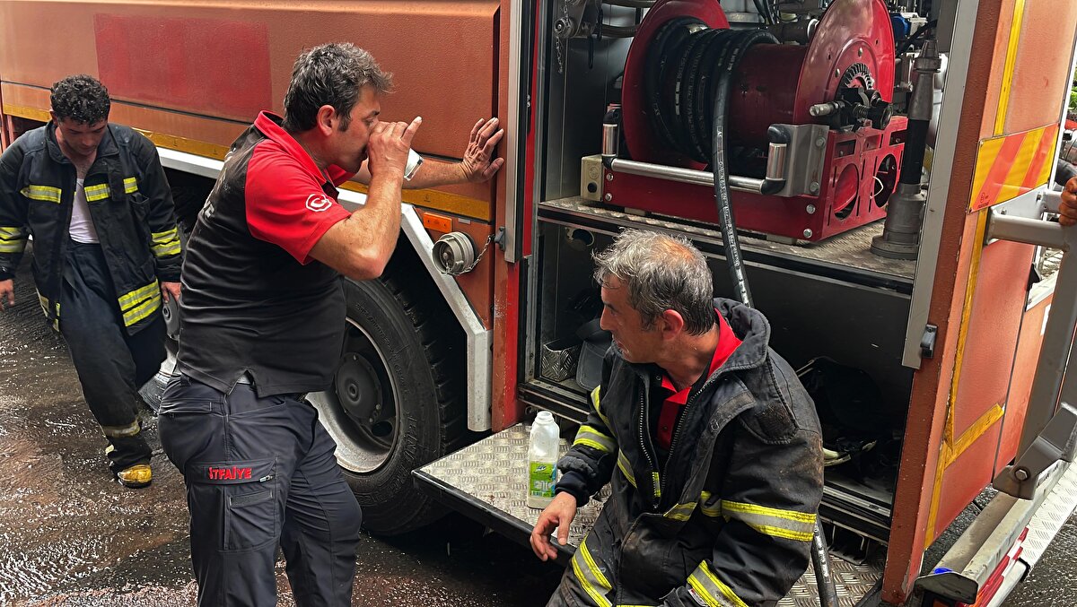 Jandarma fabrikayı tahliye ederken, itfaiye ekipleri alevlerin çatı katını sardığı yangını 1 saatlik çalışmayla kontrol altına aldı.<br><br>