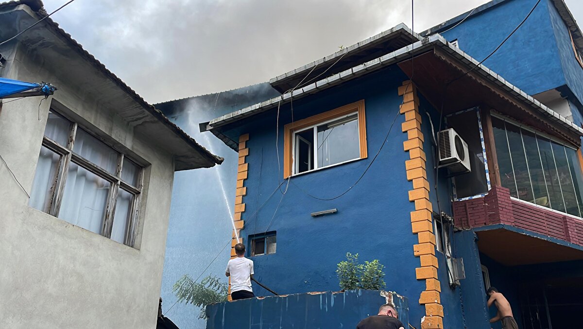 Yangını soğutma çalışmalarının sürdüğü bildirildi.<br><br>