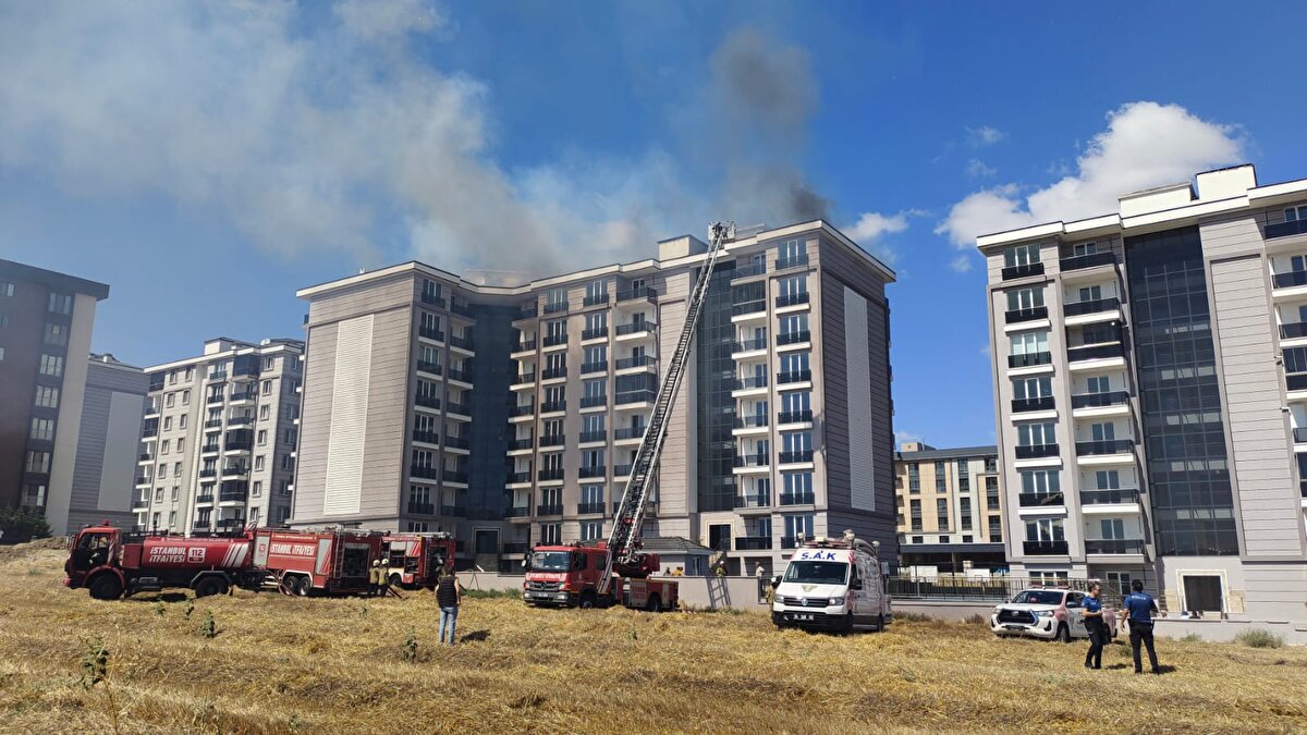 İtfaiye ekipleri tarafından söndürülen yangında çatı zarar gördü. 