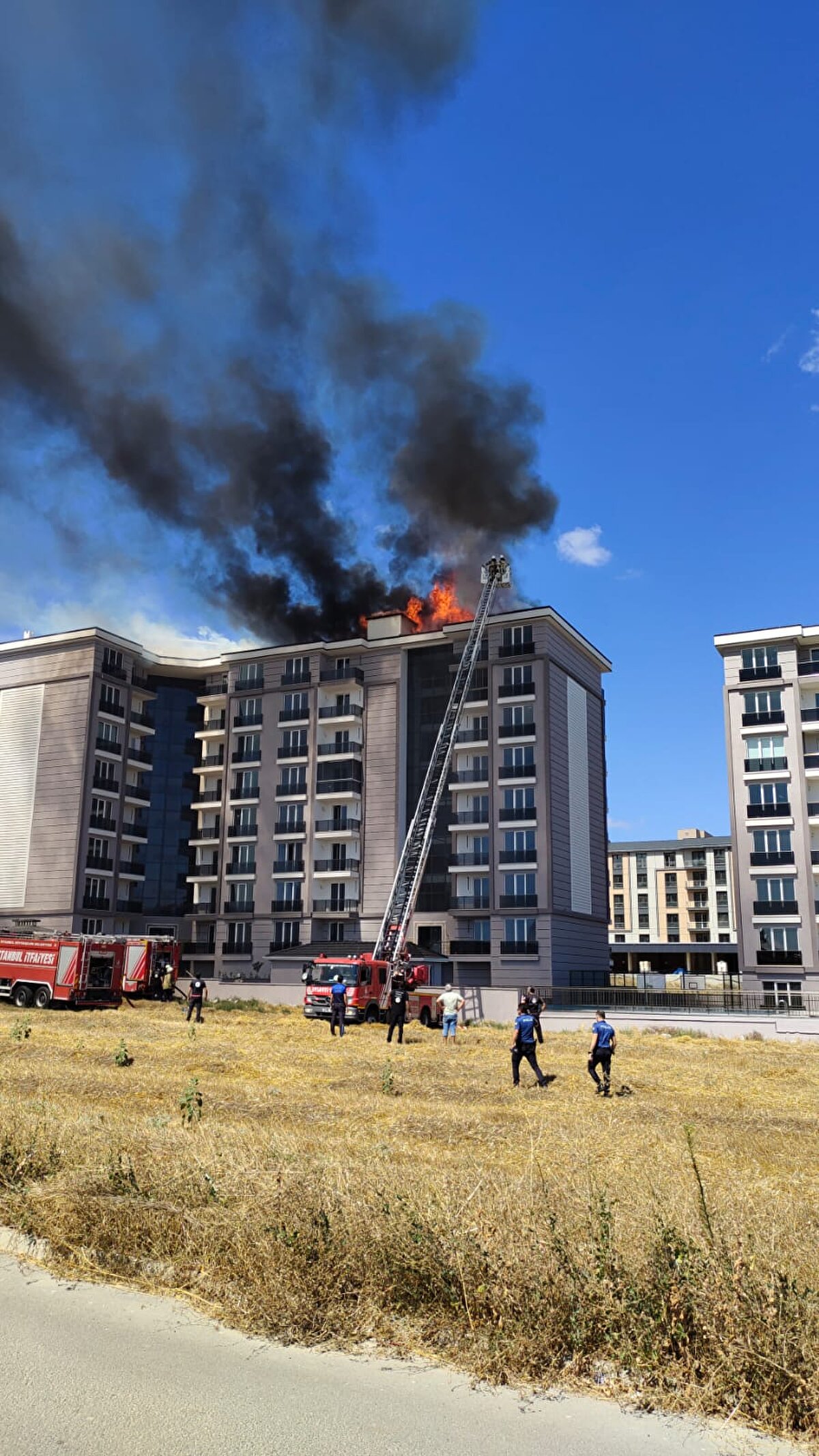 Tadilat sırasında çatıda bulunan işçilerden yaralanan olmadığı öğrenildi. 