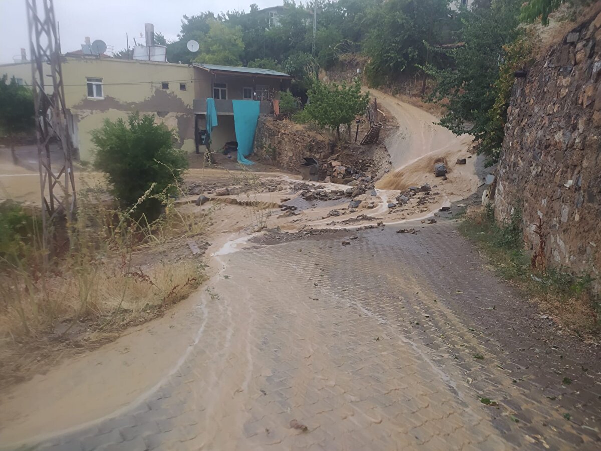Kırsal mahallerde ise meyve bahçelerinin zarar gördüğü öğrenildi.<br>