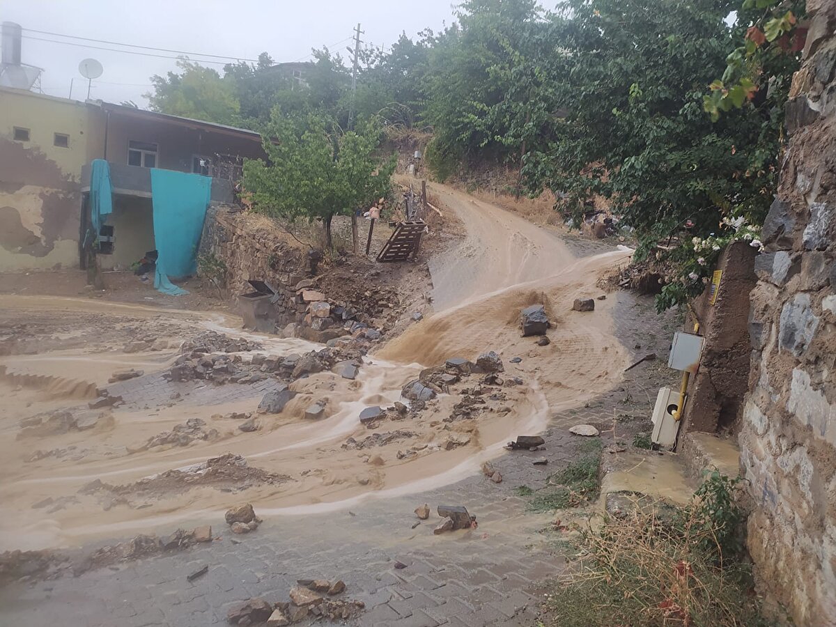Belediye ekipleri rögarları açarken, bazı esnaf da iş yerlerine dolan suyu tahliye etmeye çalıştı.<br><br>