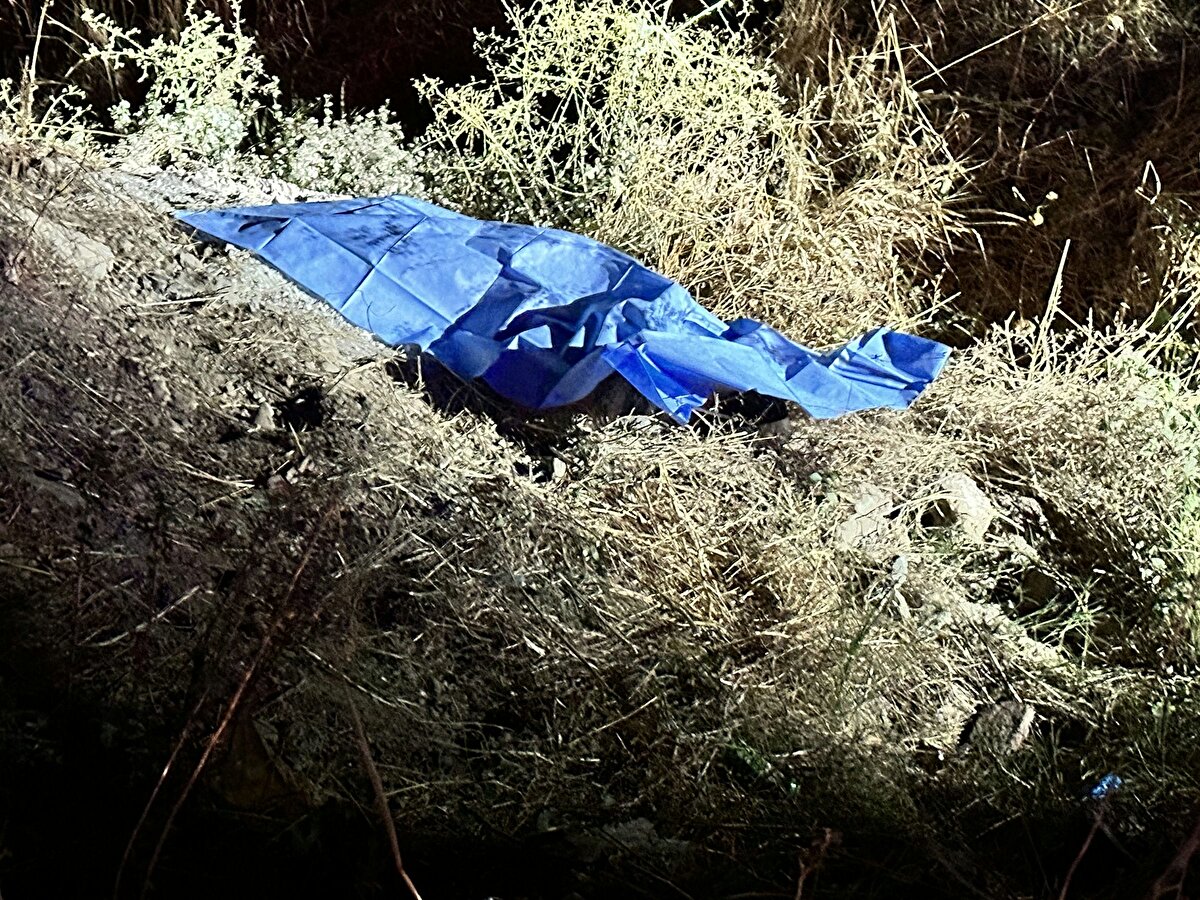 Elektrikli bisiklette bulunan sürücü Süleyman Koçer (43) ve arkasındaki Özbek uyruklu yolcu Naıma Uramova da (38) otomobilin çarpması sonucunda yol kenarına savruldu ve olay yerinde can verdi.