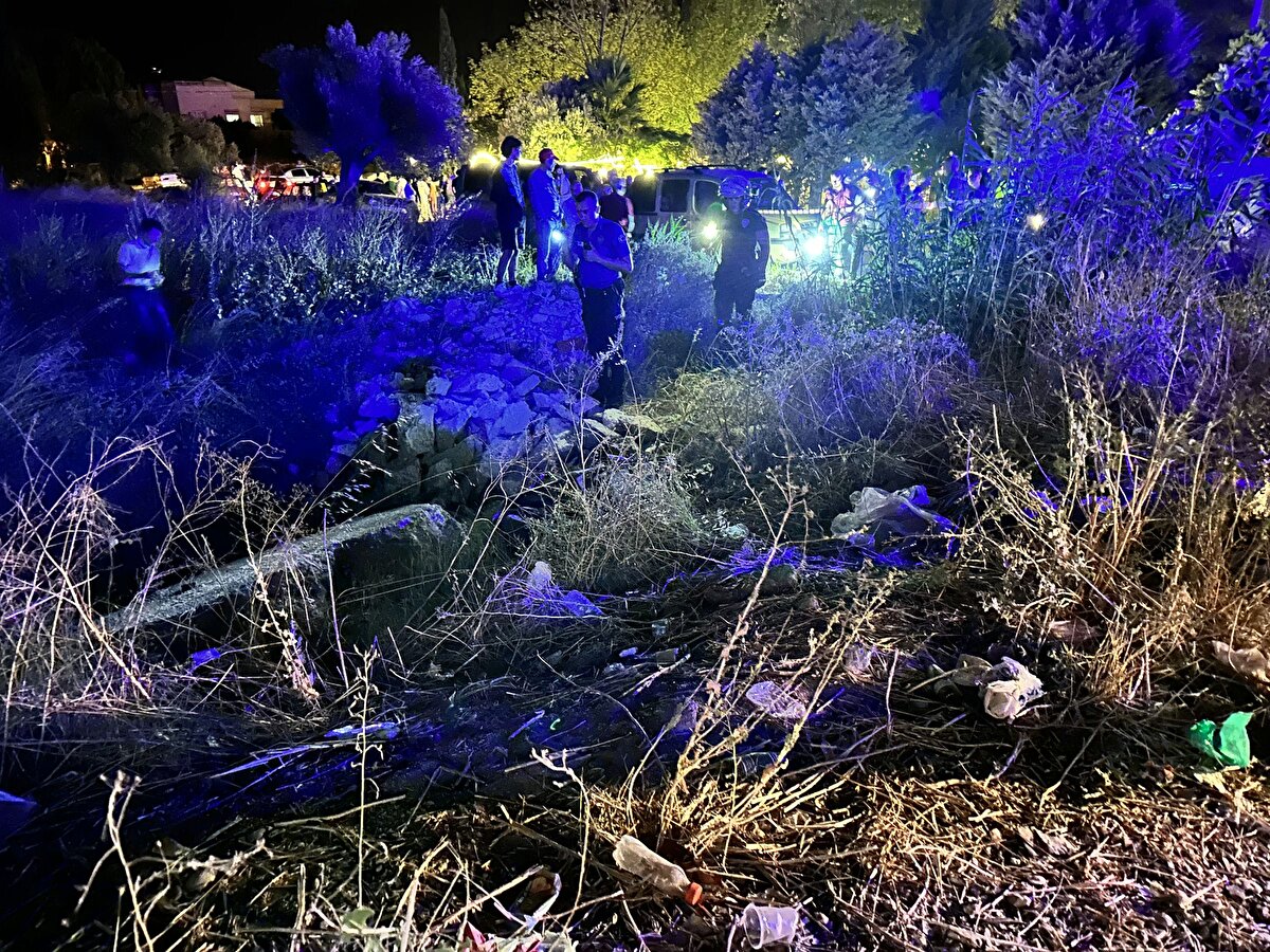 Kaza sonrası otomobil yol kenarındaki su kanalına düşerek takla attı. Araç içerisinde sıkışan sürücü Burak Korkmaz (21) olay yerinde hayatını kaybetti.