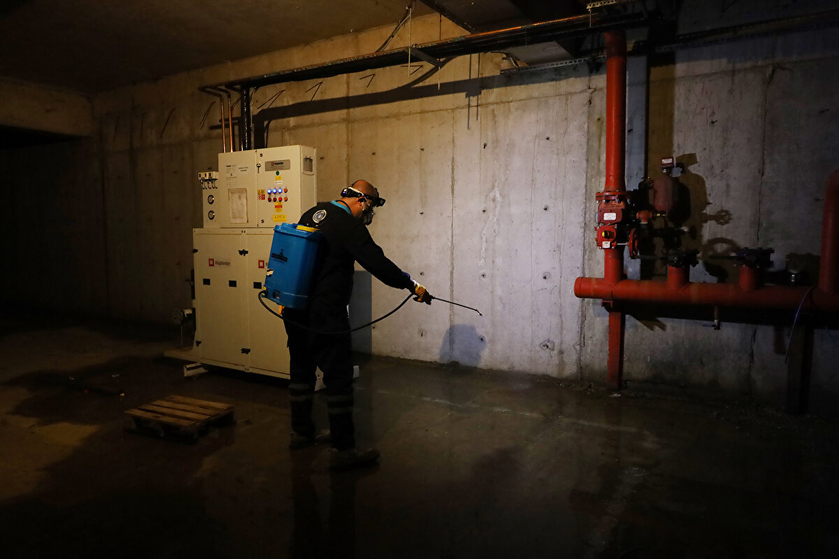 Sinekle mücadelede kullanılan ilaçların da riskine dikkat çeken Prof. Dr. Aydın, "Tabii ki bunun akabinde sadece bitkisel, hayvansal değil; bitkisel ve diğer zararlar da arttığı için inanılmaz çevre ilaçlamaları yapıldı. 1960'larda çevre ilaçları, zirai ilaçlar ya da veteriner hayvan ilaçlarının, pestisitler dediğimiz grubunun yaklaşık üretimi yılda 800 milyon dolardı. Şu anda 60 milyar dolarlara geldi. Bunun anlamı şu; her piyasadaki 3 ilaçtan 2'si aslında bir ilaç değil; zehir. Ve bunları fütursuzca kullanıyoruz. Su kaynaklarımızı, çevremizi kirletiyoruz ki; artan kanser vakalarına bakarsanız, genetik faktörlerin dışında yepyeni kanser vakaları çıkmaya başladı, bir artış var" diye konuştu.<br>