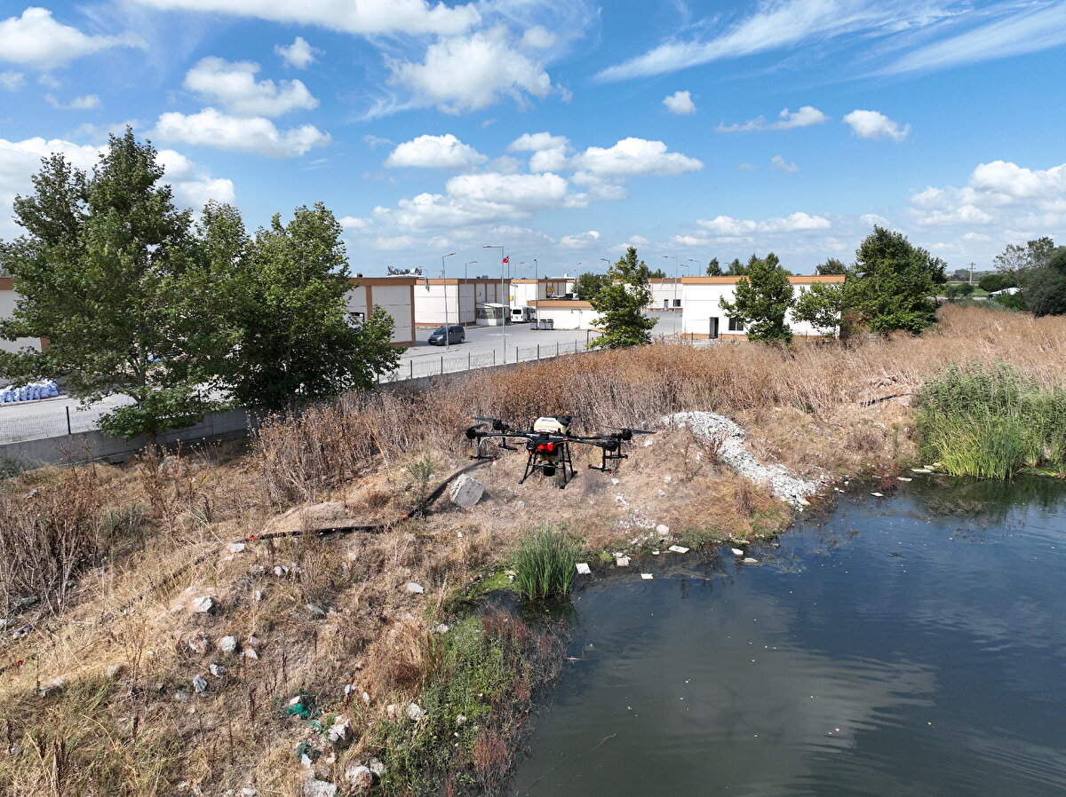 Yeni hastalıkların ortaya çıktığını vurgulayan Prof. Dr. Aydın, tek bir sağlık konsepti altında önlemlerin alınması gerektiğini belirterek, "Bir çalar saat gibi önlemler almamız lazım. Bakın bu ortamda yeni bir yere HES yapıyorsunuz. Hidroelektrik Santrali. Mesela GAP projesi. Bu projelerde Bayındırlık Bakanlığı, DSİ gibi Sağlık Bakanlığı ile Tarım Bakanlığı da bu projenin en başında olacaklar. Burada ne değişir? İklim değişirse ne değişir? Bunları artık es geçemeyiz. Bunlar değişirse hangi vektörler gelir, bunlara bağlantılı hangi hastalıkları görürüz gibi yaklaşımları değerlendirmeliyiz; aslında bunun adı bir nevi tek sağlık konseptidir. Tıp hekimi, diş hekimi, veteriner hekim fark etmez. Herkesin birlikte çalışması lazım. Özellikle vektör hastalıklarında. Ki şunu biliyoruz; Dünya Sağlık Örgütü'nün açıklaması, her 100 hastalıktan 61'i zoonos, hayvansal kökenli. Gıda olabilir, vektör olabilir, kökenli. Dünya Sağlık Örgütü'nün verilerine göre, her sene 5 yeni hastalık ekleniyor. 3'ü yine zoonos. Bu tip hazırlıkların bir konsept çapında hazırlanması gerekiyor" diye konuştu.<br>