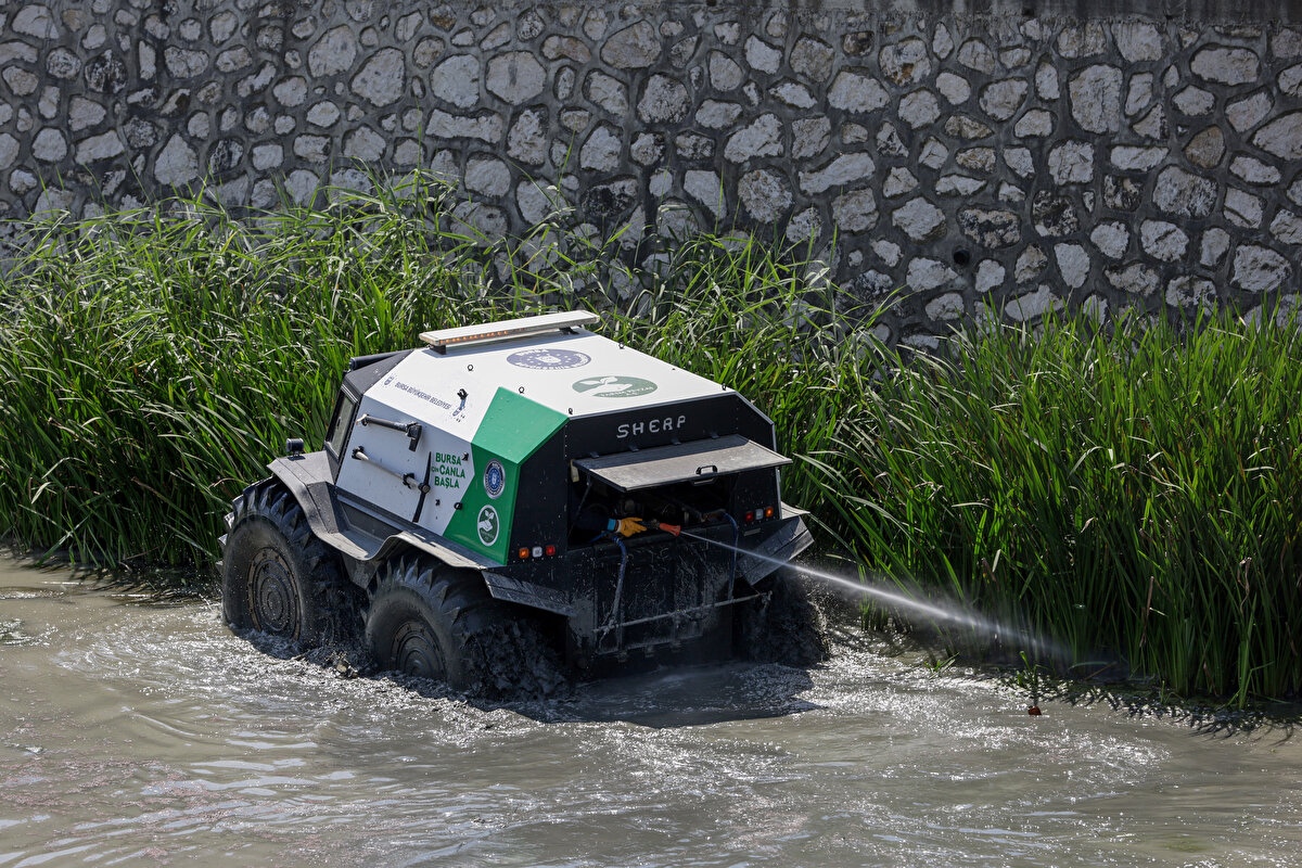 Dünya Sağlık Örgütü'nün 60 yıldır sıtma ile mücadele için çalıştığını ancak kesin bir sonuç alamadığını anlatan Prof. Dr. Aydın, "Benim bildiğim yaklaşık 300 milyon hasta var. Her sene 1,5- 2 milyon insan ölüyor. Gerçek anlamda aslında baktığınız zaman, 60 yıllık bir pandemi. Şu andaki teknoloji ile aşı şansı görünmüyor. Tabii bir aşı üretildi ama çok iyi çalışmıyor. Çünkü Dünya Sağlık Örgütü biliyor; biz insanlar ara konakçıyız. Son konakçı sinek. Teknoloji ile belki bunun aşısı da bulunacak. Covid'de daha şanslıydık. Virüslere karşı aşıyı yapabiliyorduk ama sıtma. Tabii ki bu ortamda sıtma ya da benzer hastalıklarda bir artış beklemek normaldir" dedi.<br>