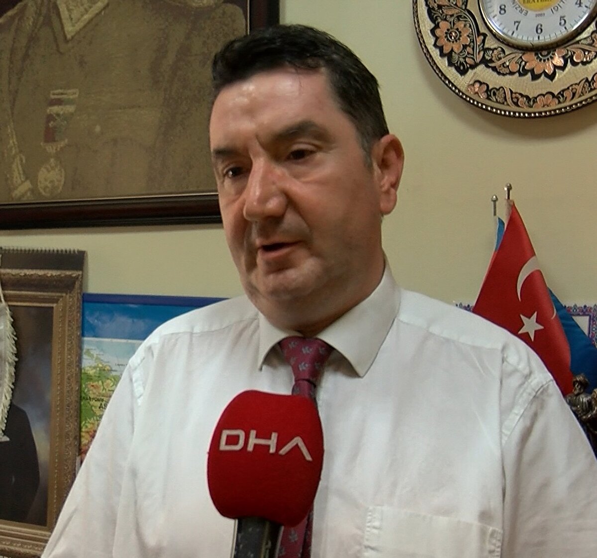 Sinek popülasyonunun birçok yeni hastalığı da beraberinde getirdiğine dikkat çeken BUÜ Veteriner Fakültesi Parazitoloji Anabilim Dalı Başkanı Prof. Dr. Levent Aydın, "Küresel iklim değişiminin sonucunda bazı hastalıklarımız var ki; bunların bir kısmı sinek ve kene, birçok ektoparazit ile geçiyorlar.  Son yıllarda da bunlarda artış veya yeni yeni hastalıklar görülmeye başlandı. Dang humması, Batı Nil humması gibi ya da yeni sıtma vakaları. Sinekler, yaklaşık bin 500 tane patojeni insanlara taşıyabiliyor. Bundan sonraki yıllarda da iklim değişiminin etkisiyle-genelde ektoparazitler, artropotlar yüzde 60-70 nem, 22-26 derece ısıları çok severler ki- kışın olmaması ile giderek artacaklar. Bazı sinek türleri, 8 dereceye kadar üremelerine devam eder. Genelde 12 derecenin altında tüm artropodlar ortamdan çekilirler. Son yıllarda görüyoruz mesela bazı yayınlarda var; sineklerin, sivrisineklerin yaşama gücü yüzde 90 arttı. Üreme güçleri yüzde 80 arttı. Birçok hastalıkla karşılaşma riskimiz var" dedi.