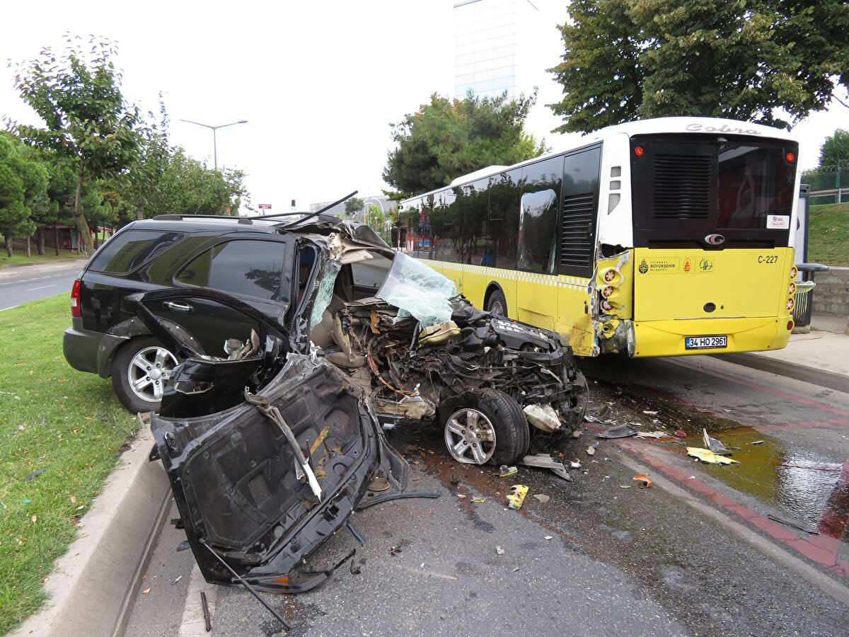 İddiaya göre, Recep Kuğu'nun kullandığı 34 H0 2961 plakalı Kadıköy-Ataşehir hattında çalışan İETT otobüsüne, duraktan yolcu aldığı sırada 34 EE 2248 plakalı cip arkadan çarptı.
