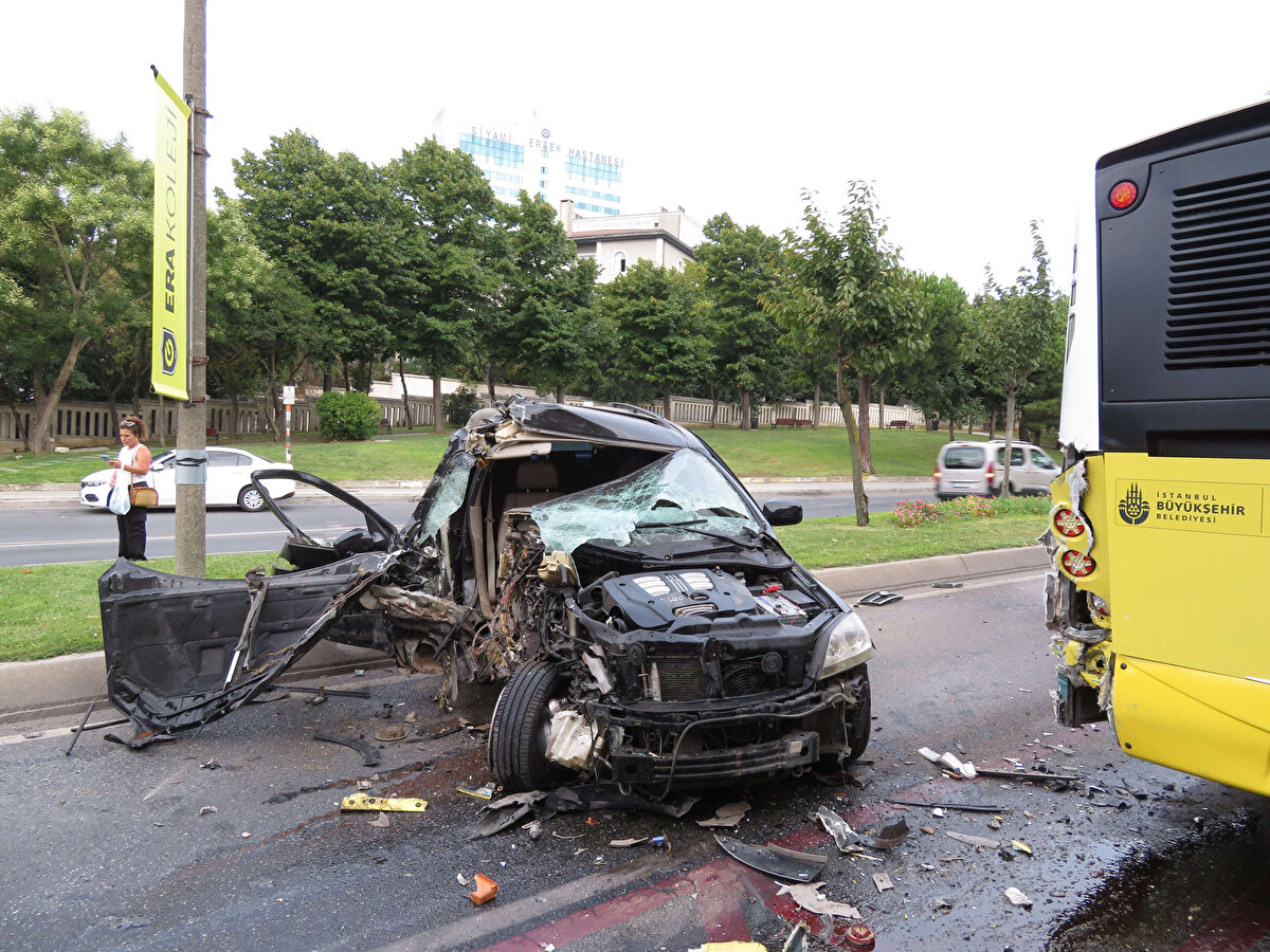 "KAMYON ÇARPTI ZANNETTİM"<br><br>Otobüs şoförü Recep Kuğu, “Duraktan yolcu alıyordum, bir anda ses geldi. Ben de arkadan otobüs ya da kamyon çarptı zannettim. Cipin sürücüsü hastaneye gitti. Otobüste de yolcu vardı, çok şükür bir şey yok yolcularda" dedi.