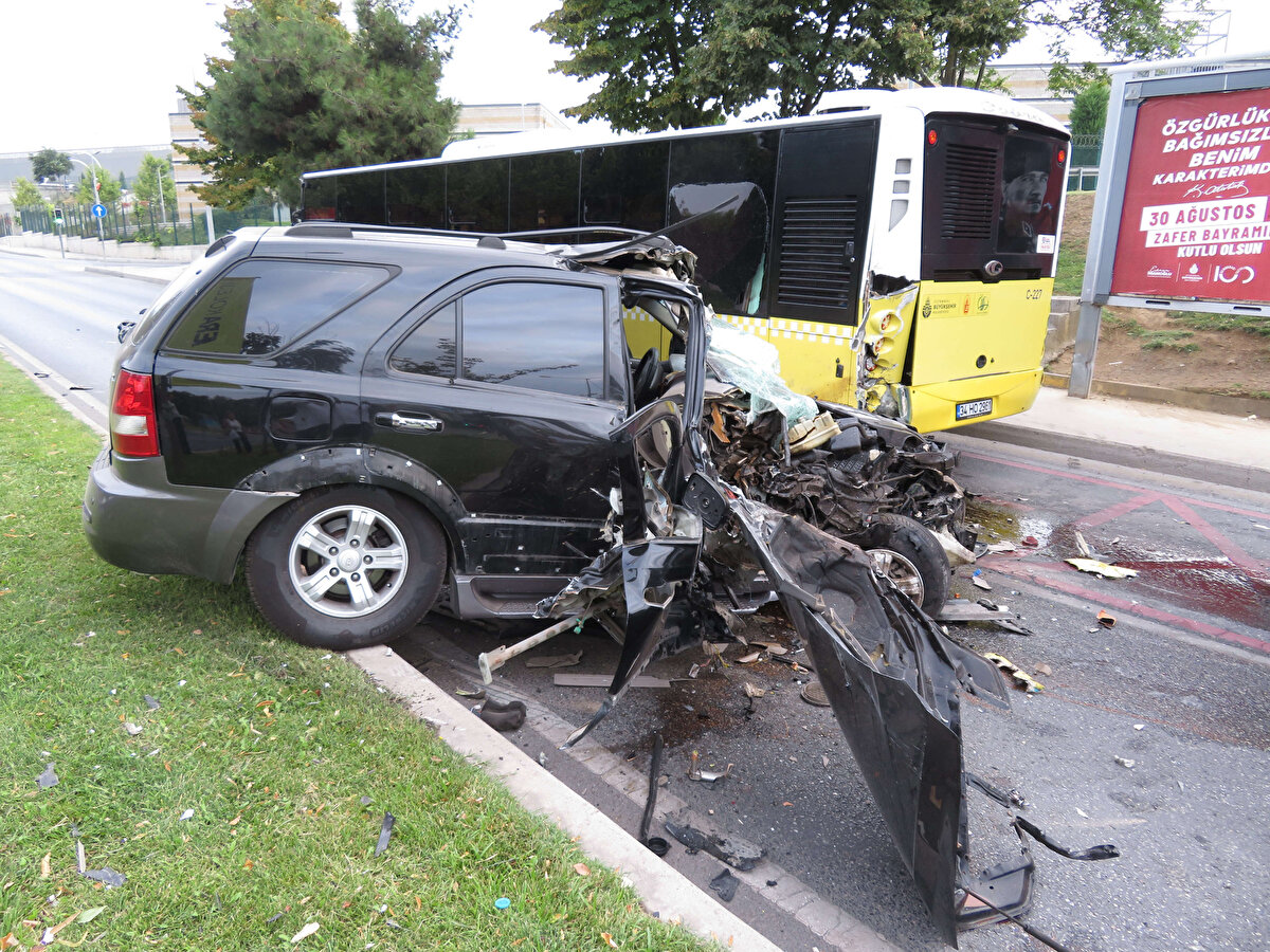 Çarpmanın şiddetiyle savrulan cip refüje çıktı. Kazayı görenlerin ihbarı üzerine olay yerine polis ve sağlık ekipleri sevk edildi.