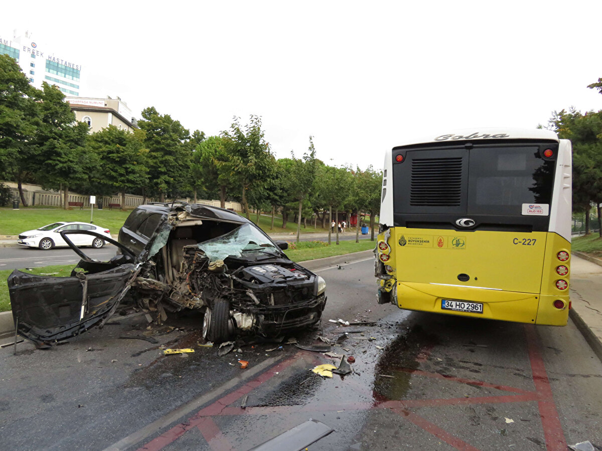 Polis ekiplerinin çalışmasından sonra kazaya karışan araçlar kaldırılarak cadde trafiğe açıldı.