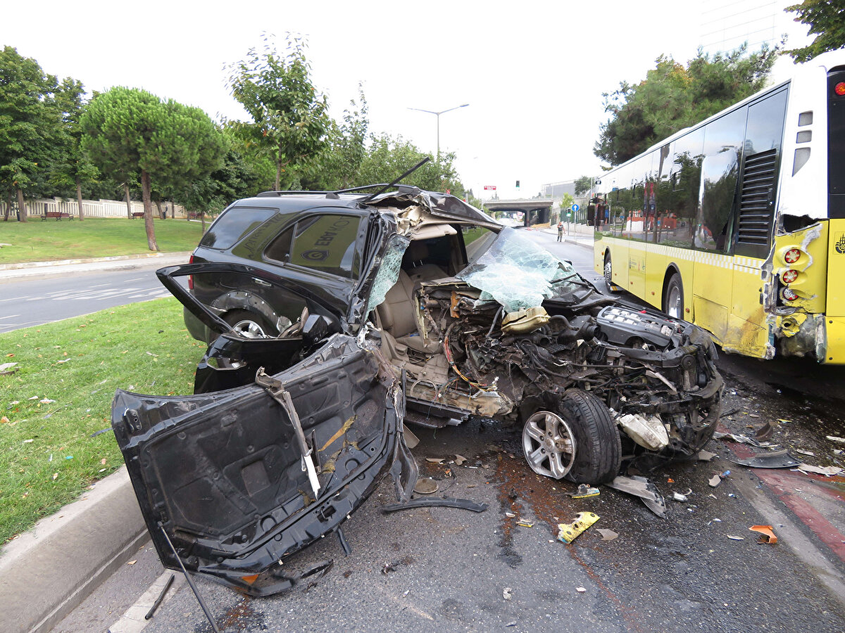 Kaza nedeniyle cadde araç trafiğe kapandı.