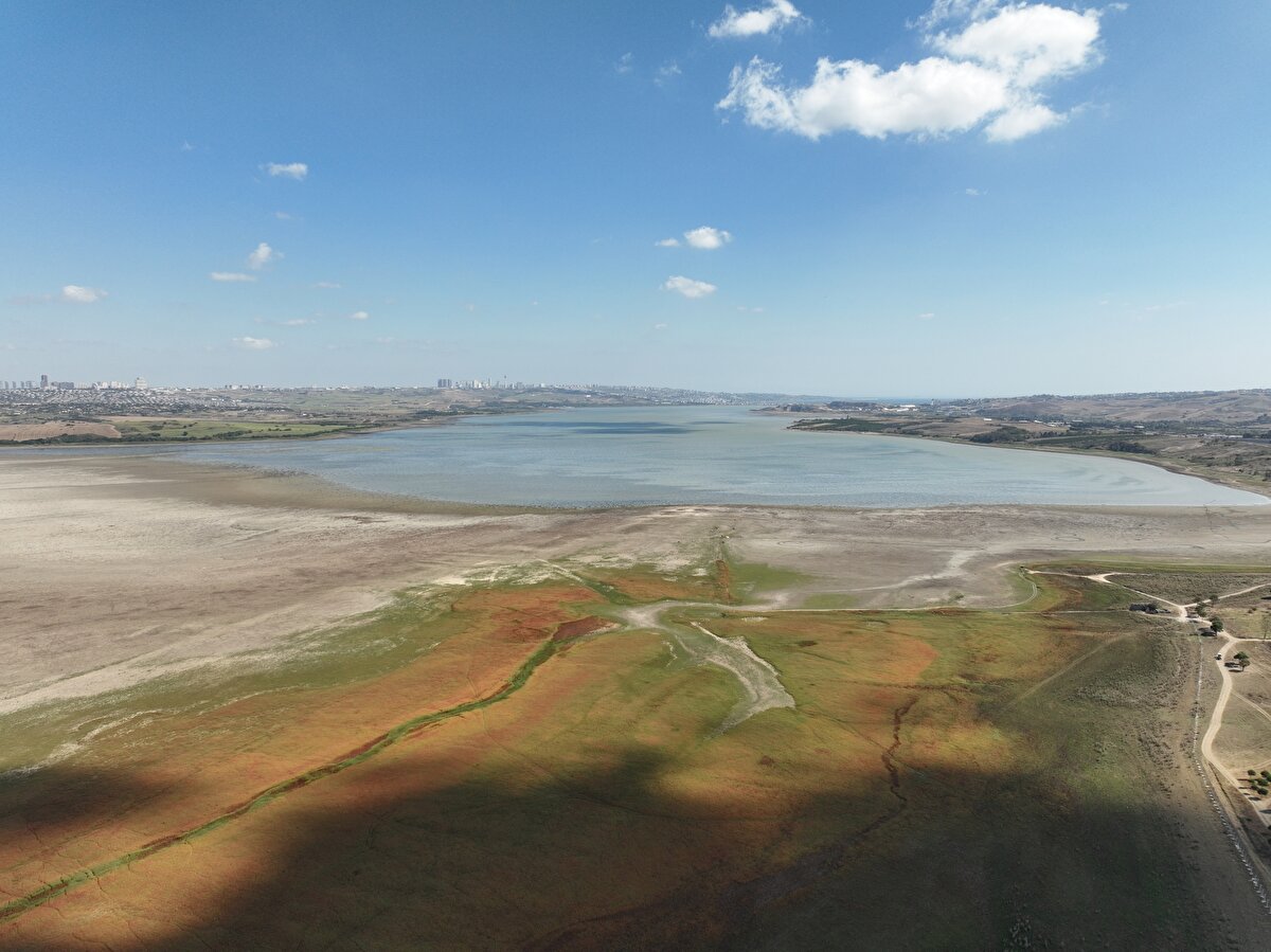 Azami 868 milyon 683 bin metreküp su biriktirme hacmine sahip kente su sağlayan baraj ve göletlerdeki su miktarı ise 258 milyon 68 bin metreküp seviyesinde kaldı.<br>