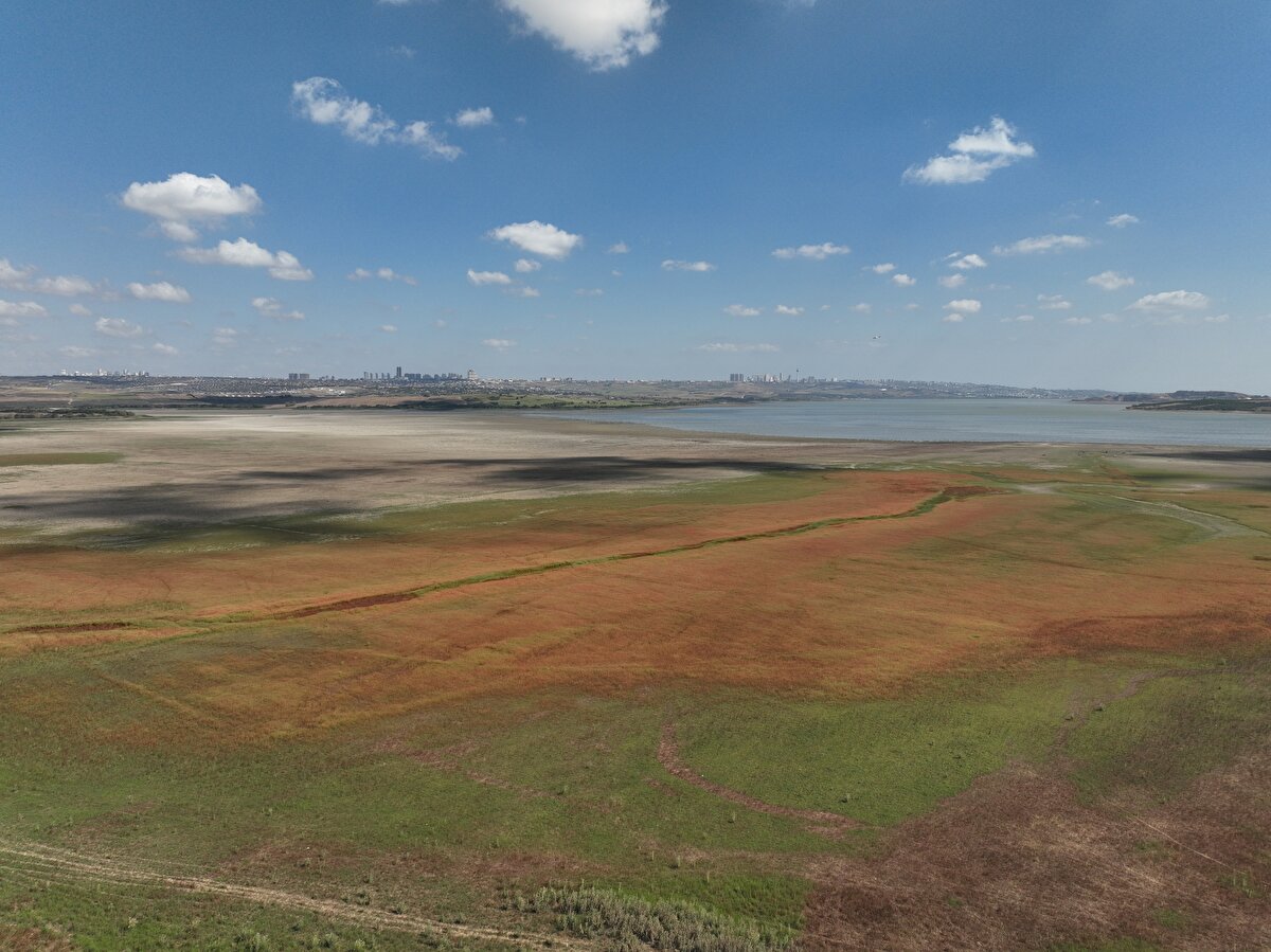 "Taşıma suyla değirmen döndürüyoruz"<br><br>İstanbul Aydın Üniversitesi Dr. Öğretim Üyesi ve meteoroloji mühendisi Güven Özdemir, AA muhabirine, İstanbul'a su sağlayan barajlarda su açığının kuraklığın en büyük göstergesi olduğunu söyledi.<br><br>Marmara Bölgesi'nin eylülden beri su alamadığını belirten Özdemir, "Bu durum barajlardaki doluluk oranı düşürdü. Yeşilçay ve Melen'den şu ana kadar 525 milyon metreküp su çekildi. Taşıma suyla değirmen döndürüyoruz." diye konuştu.