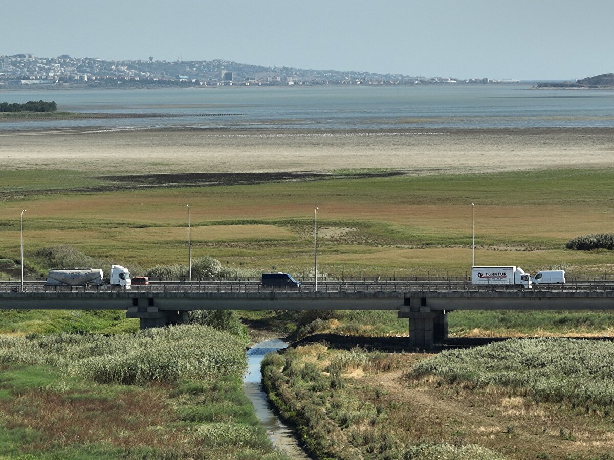 Alibey Barajı'nda doluluk son 9 yılın en düşük seviyesinde<br><br>Alibey Barajı'nda geçen yıl aynı dönemde yüzde 38,96 olan doluluk oranı bugün yüzde 12,64'e düştü. Bu oran, barajdaki son 9 yılın en düşük seviyesi olarak kaydedildi.<br>