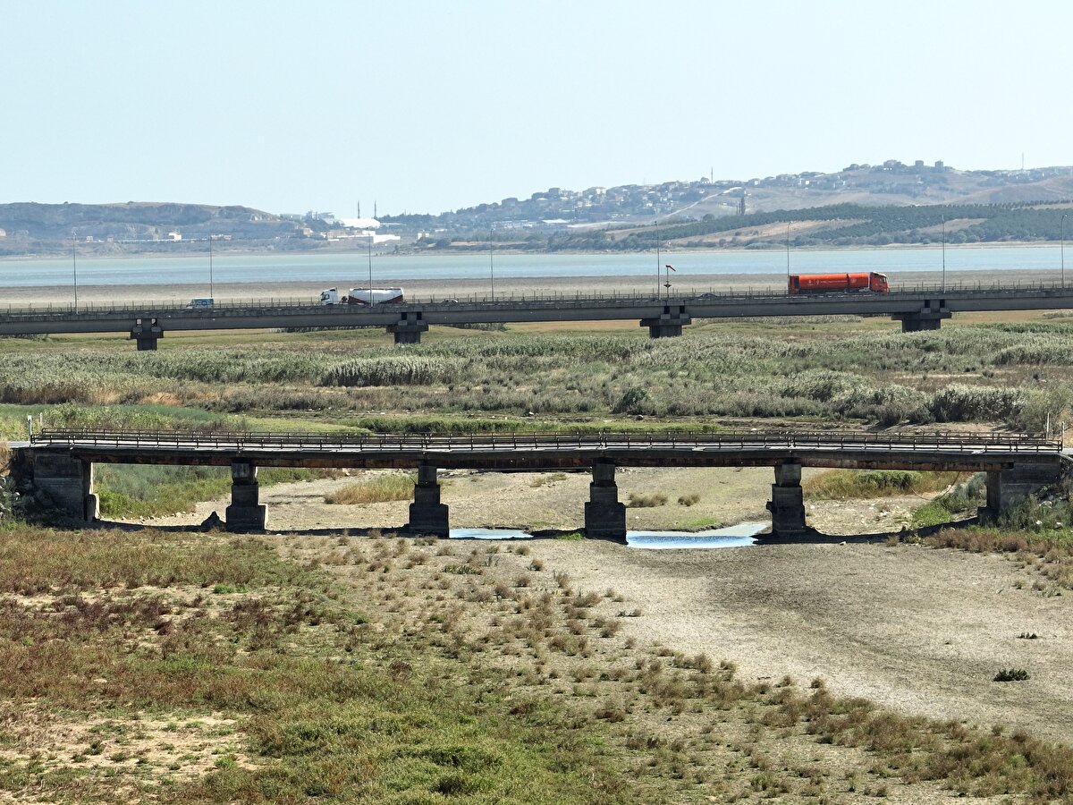 Elmalı Barajı'nda önceki sene 29 Ağustos'ta yüzde 57,24 olan doluluk oranı, son 6 yılın en düşük seviyesine inerek yüzde 19,67'ye düştü.<br><br>Istrancalar'da ise geçen yıl yüzde 48,11 olan doluluk oranı, bugün yüzde 19,23 olarak kaydedildi.<br><br>Kazandere Barajı'nda ise 29 Ağustos 2022'de yüzde 59,14 olarak ölçülen doluluk oranı, bugün 9,35'e kadar düştü.<br><br>Ömerli Barajı'nda bugün itibarıyla yüzde 62,62 olan su doluluk oranı geçen yılın aynı dönemde yüzde 63,05'tü.