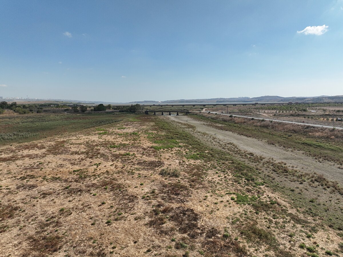 Pabuçdere kuruma noktasına geldi<br><br>İstanbul'a su sağlayan barajlar arasında su doluluk seviyesi en düşük olan baraj Pabuçdere oldu.<br><br>Barajda su doluluk oranı geçen yıl 29 Ağustos'ta yüzde 48,06 iken bugün yüzde 3,84 olarak kayıtlara geçti.<br><br>Sazlıdere Barajı'nda ise geçen yıl 29 Ağustos'ta yüzde 53,02 olan doluluk bugün itibariyle yüzde 14,38 oldu.<br><br>Terkos Barajı'nda su doluluk oranı yüzde 15,97 olurken geçen yıl aynı dönemdeki oran yüzde 57,54'tü.