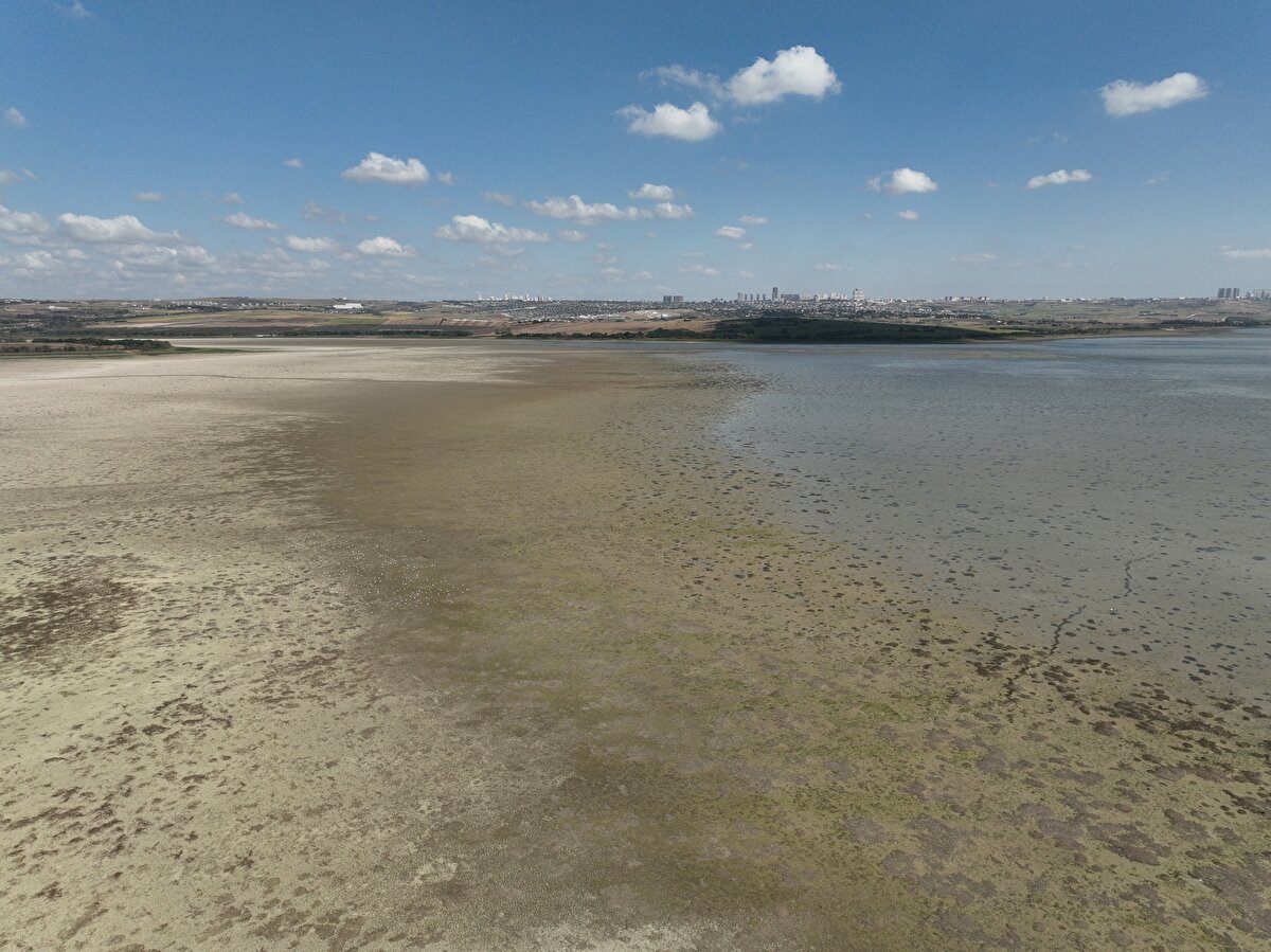 İstanbul'a su sağlayan barajlarda doluluk en son 2 Kasım 2020 yılında yüzde 30'un altına düşmüştü. O dönemde barajlarda ölçülen su miktarı 29,79 olarak kayıtlara geçmişti.<br>