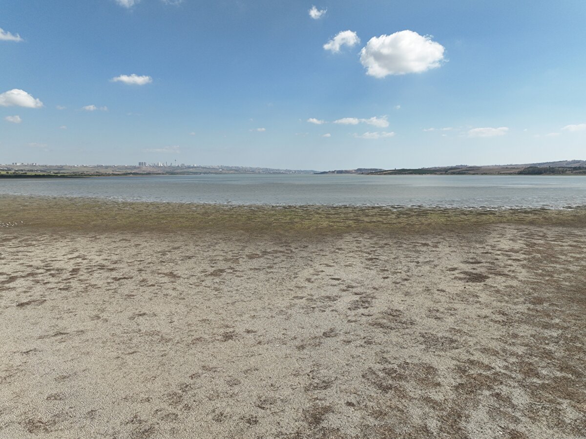 Barajda geçen yıl yüzde 65,74 olarak ölçülen su doluluk oranı bugün yüzde 9,16'ya düştü. Söz konusu oran 29 Ağustos baz alındığında son 9 yılın en düşük seviyesi olarak kayıtlara geçti.<br>